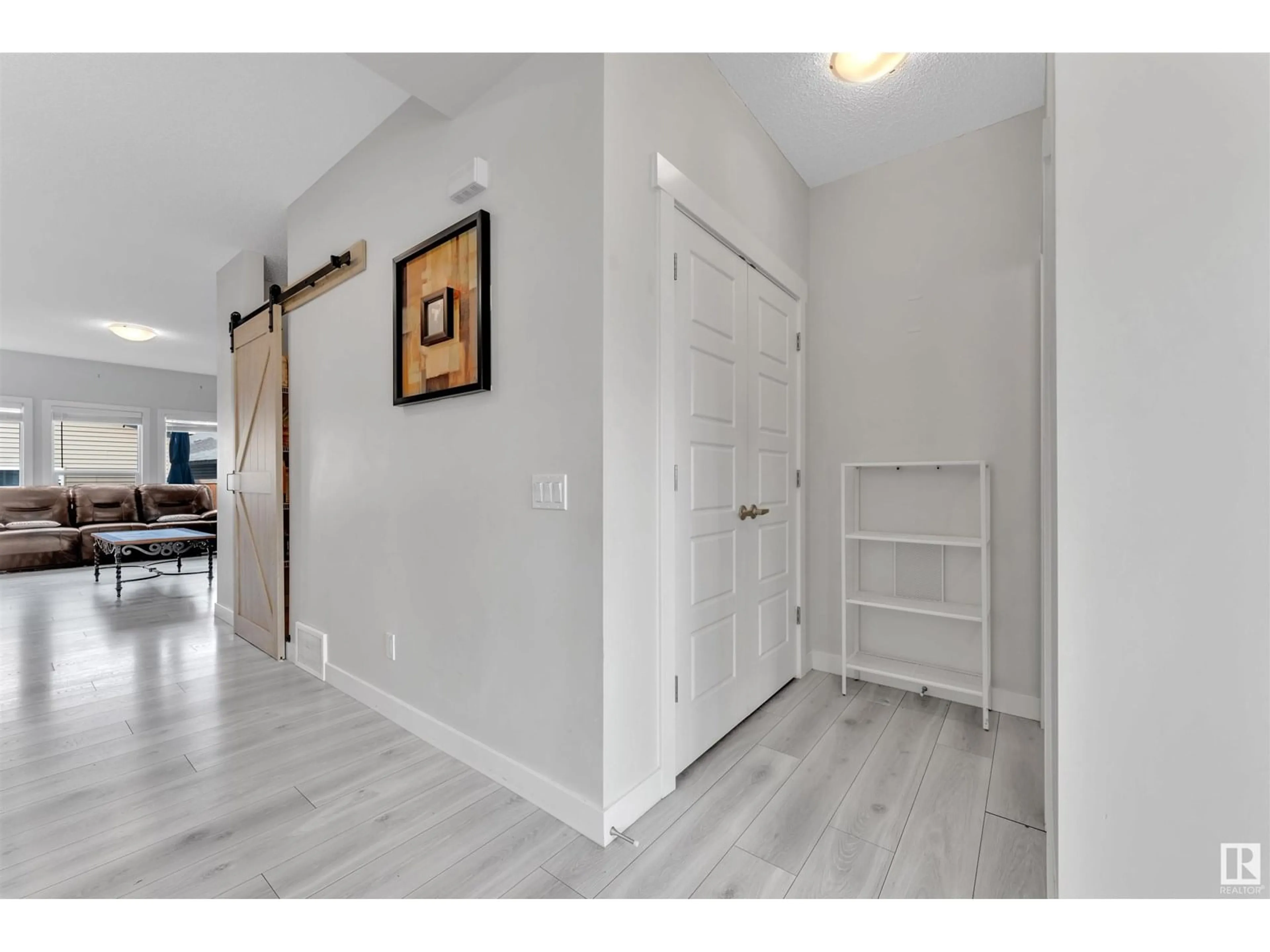 Indoor entryway for 636 ORCHARDS BV, Edmonton Alberta T6X2L4