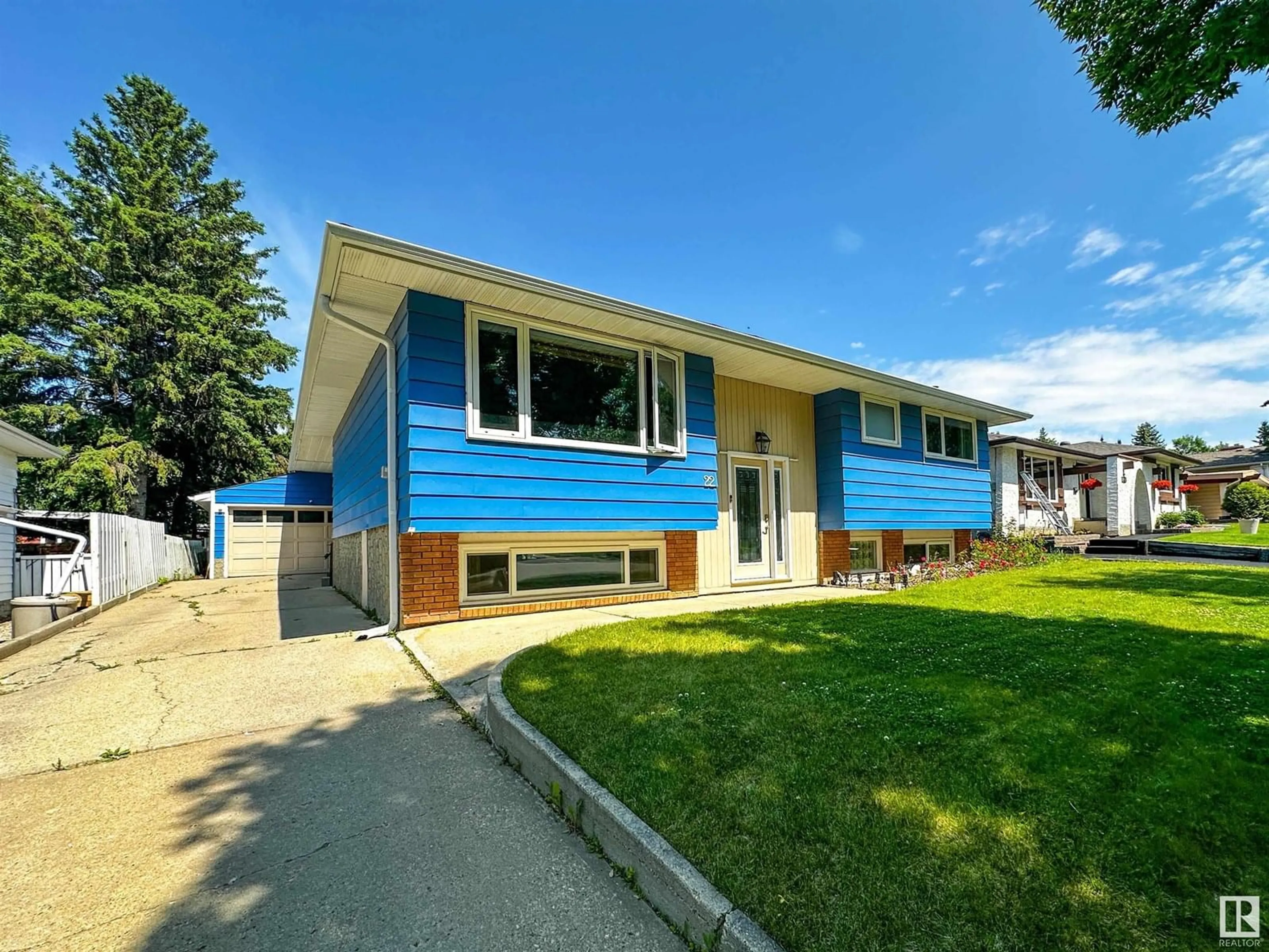 Home with vinyl exterior material, street for 22 GATEWOOD AV, St. Albert Alberta T8N0Z9