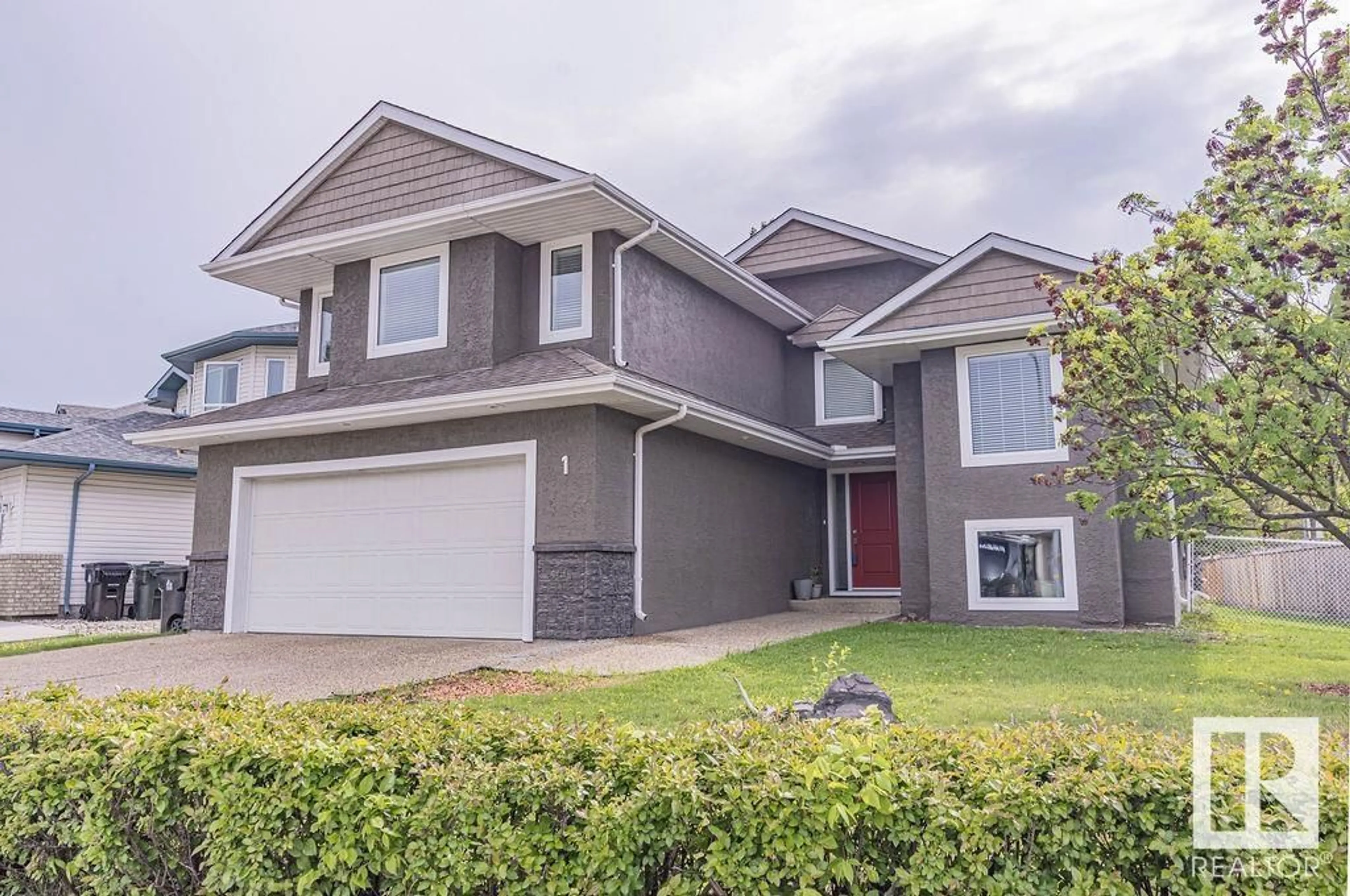 Home with vinyl exterior material, street for 1 LINKSIDE, Spruce Grove Alberta T7X3C4