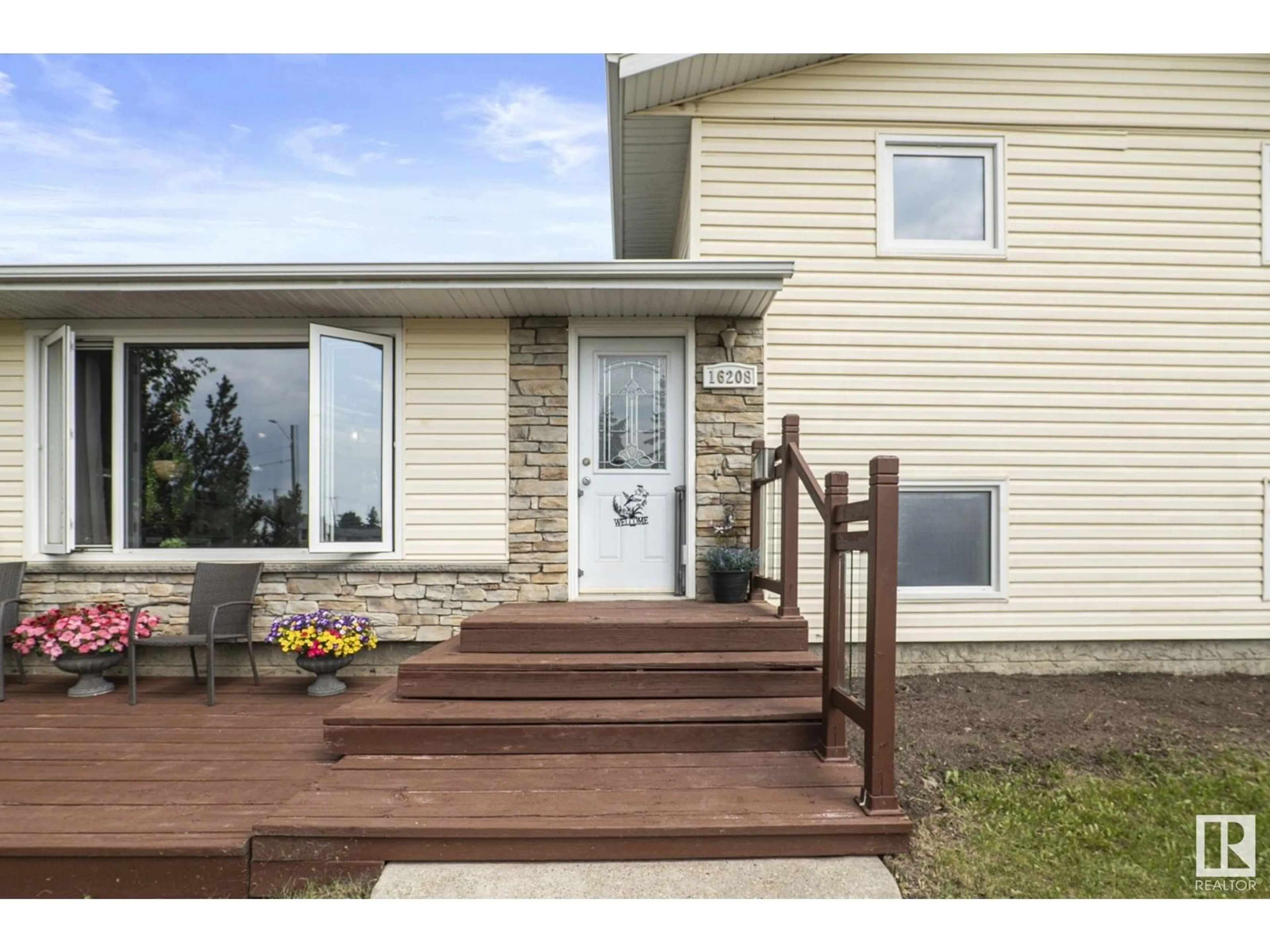 Home with vinyl exterior material, unknown for 16208 87 AV, Edmonton Alberta T5R4G9
