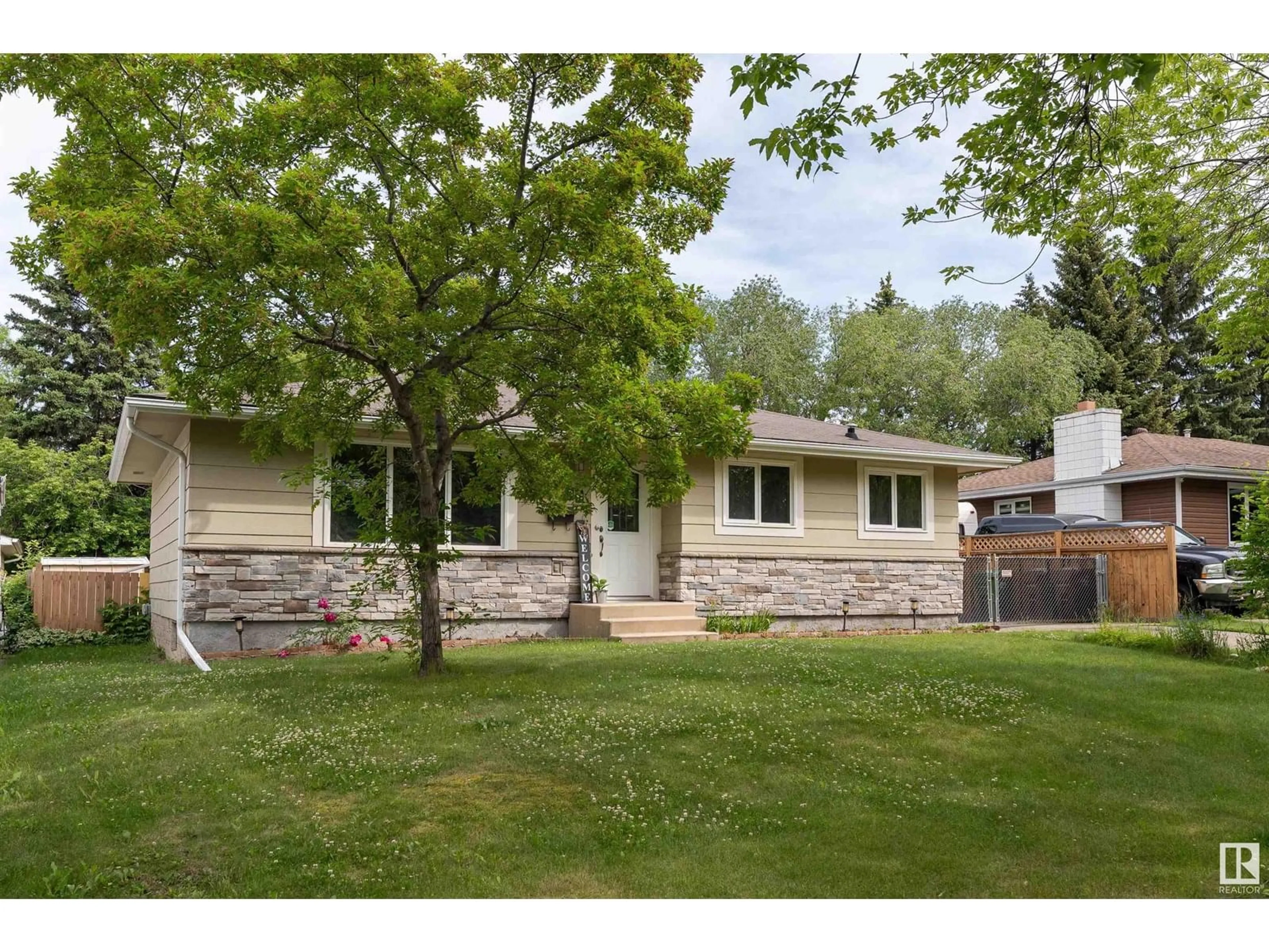 Home with vinyl exterior material, street for 99 MORGAN CR, St. Albert Alberta T8N2E3