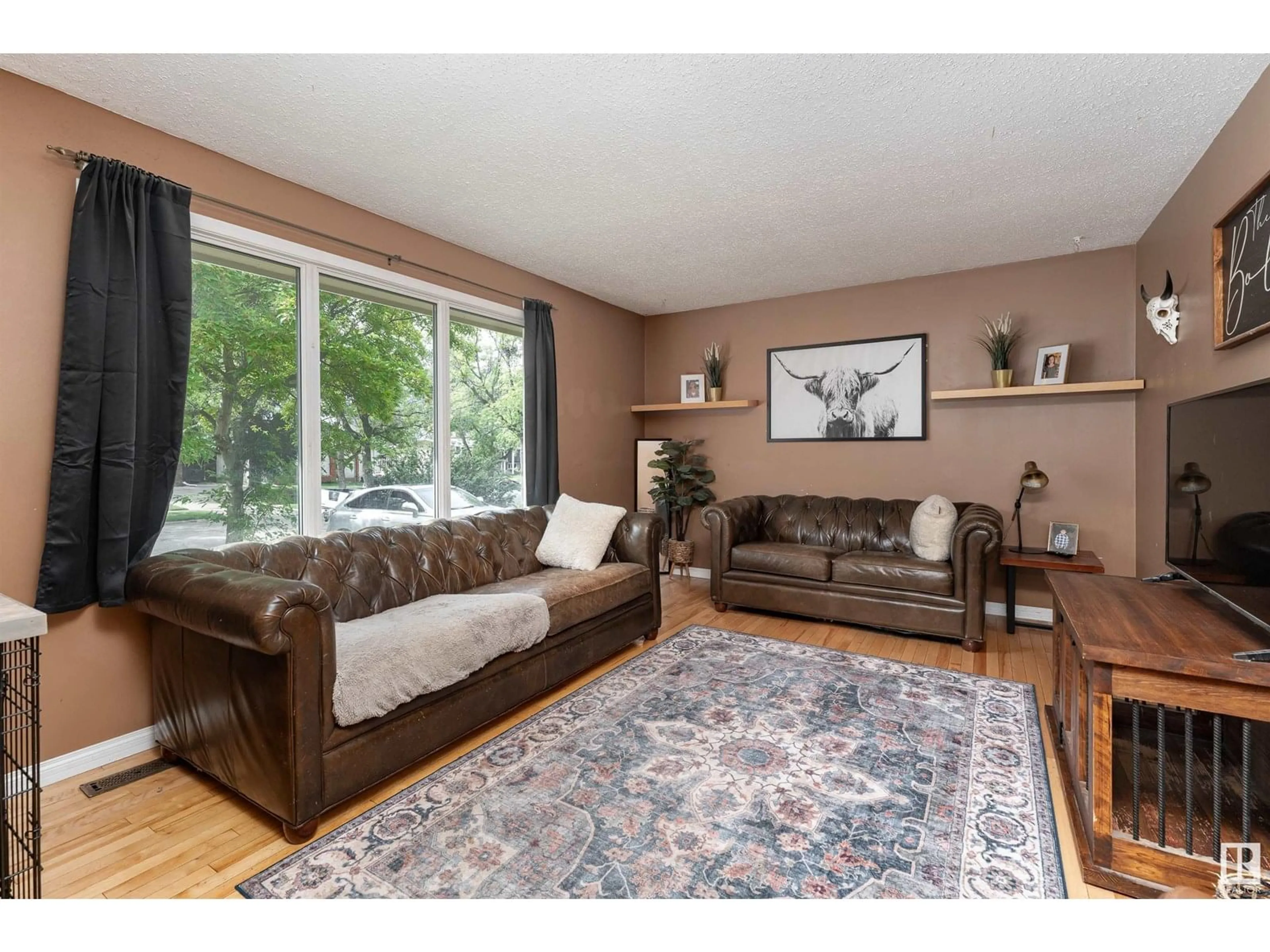 Living room with furniture, wood/laminate floor for 99 MORGAN CR, St. Albert Alberta T8N2E3