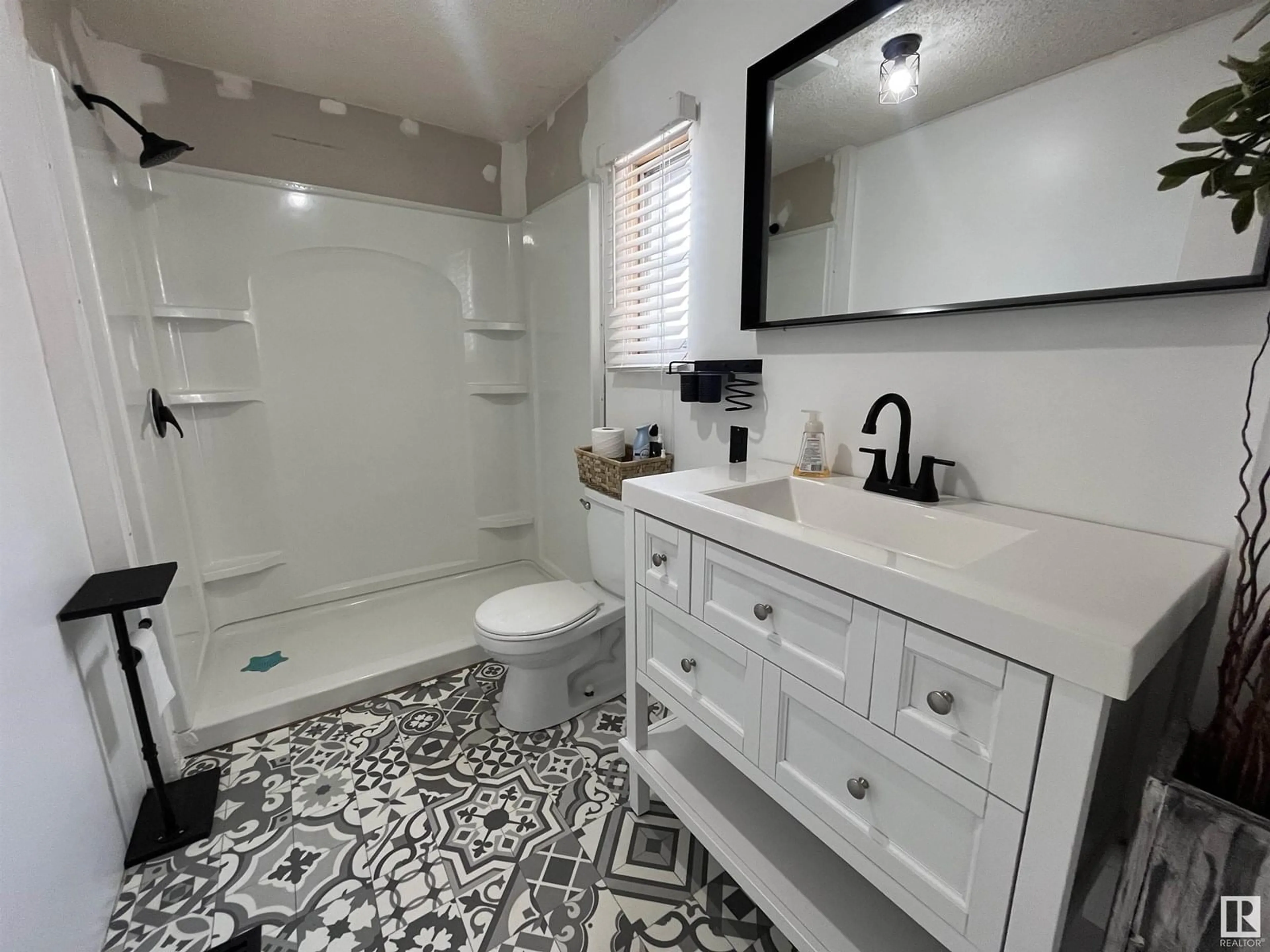 Contemporary bathroom, ceramic/tile floor for 2618 LAKEVIEW CLOSE, Edmonton Alberta T5S1T7