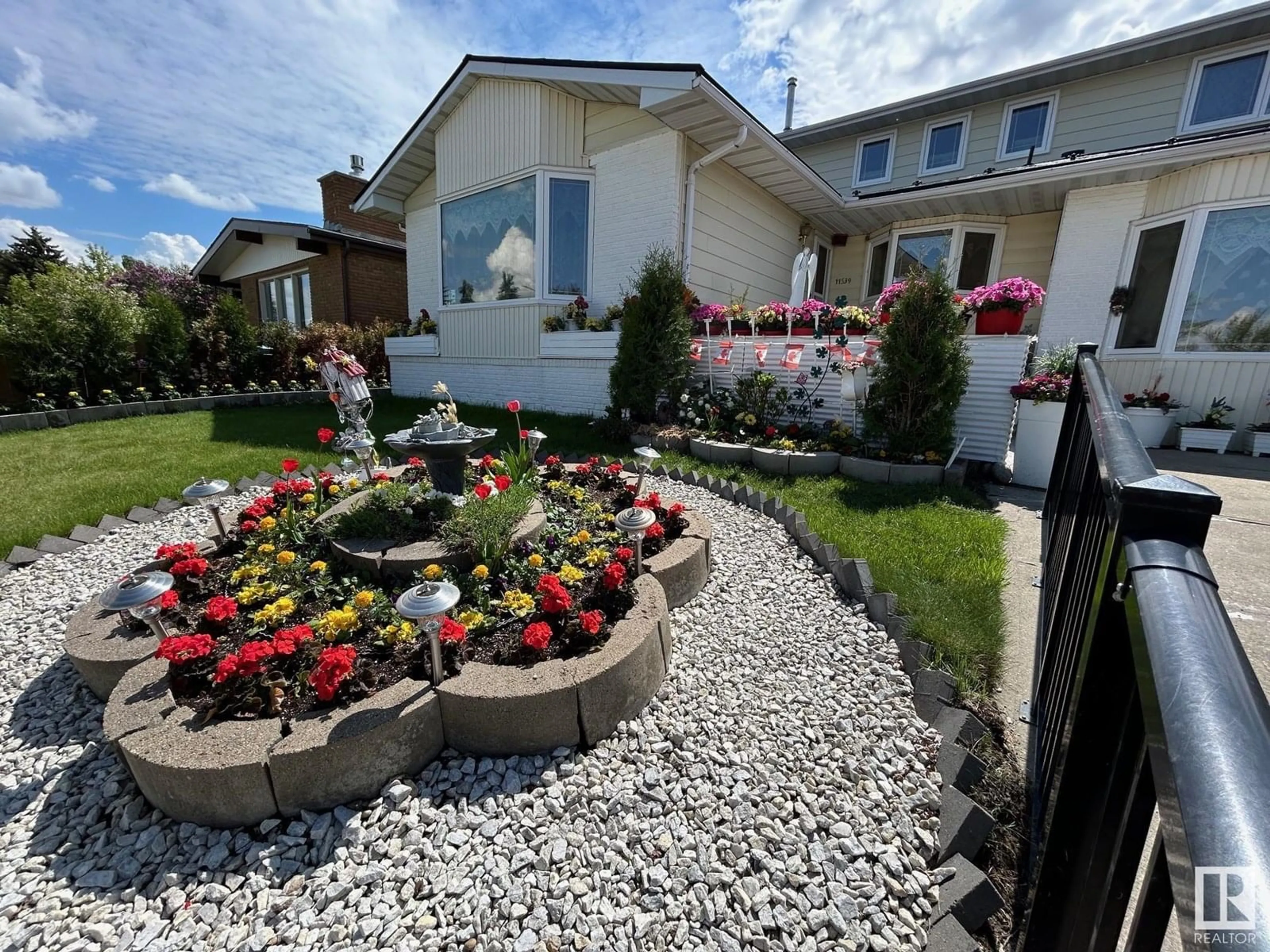 Patio, street for 11539 40 AV, Edmonton Alberta T6J0R7