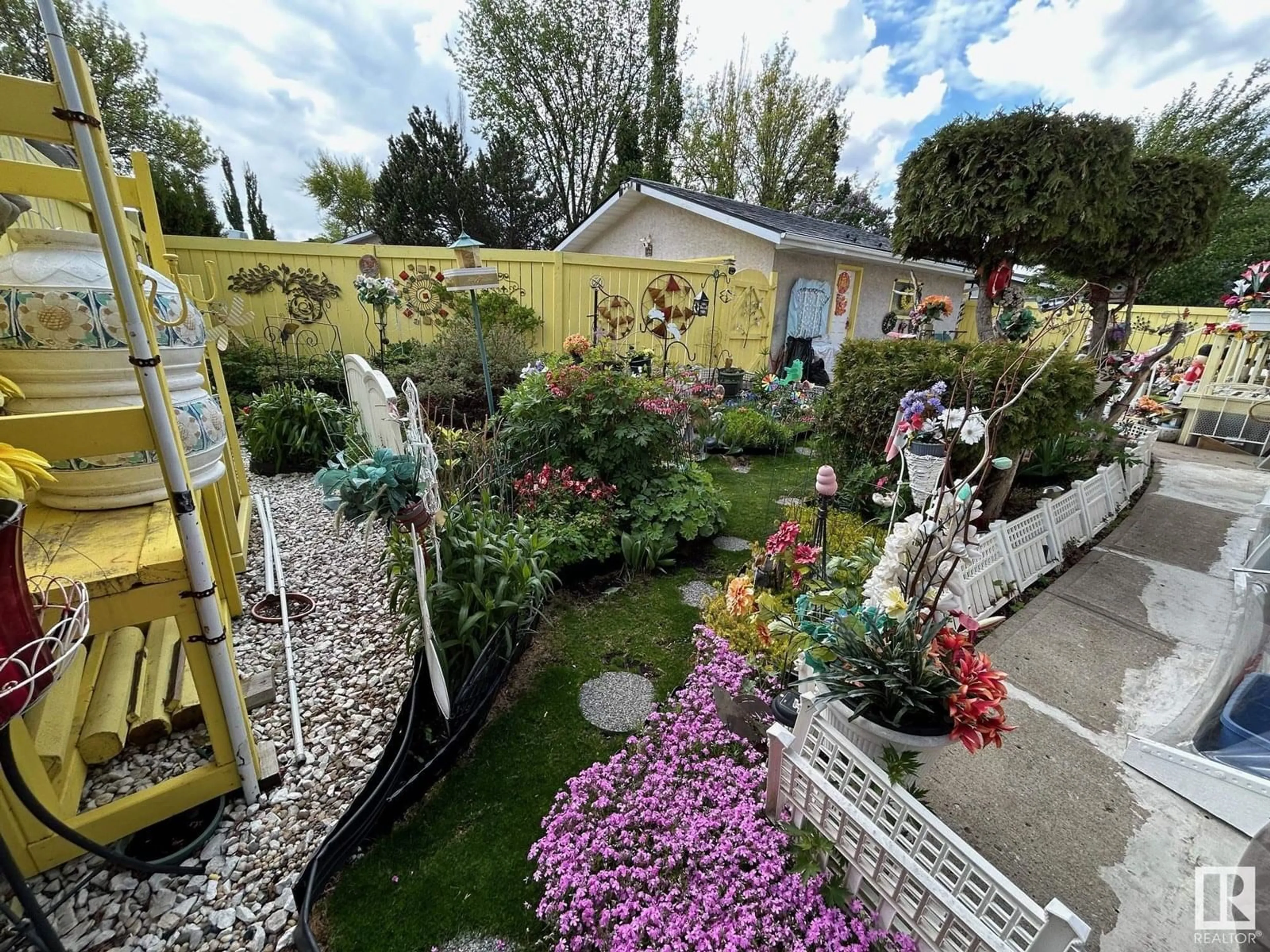 A pic from outside/outdoor area/front of a property/back of a property/a pic from drone, street for 11539 40 AV, Edmonton Alberta T6J0R7