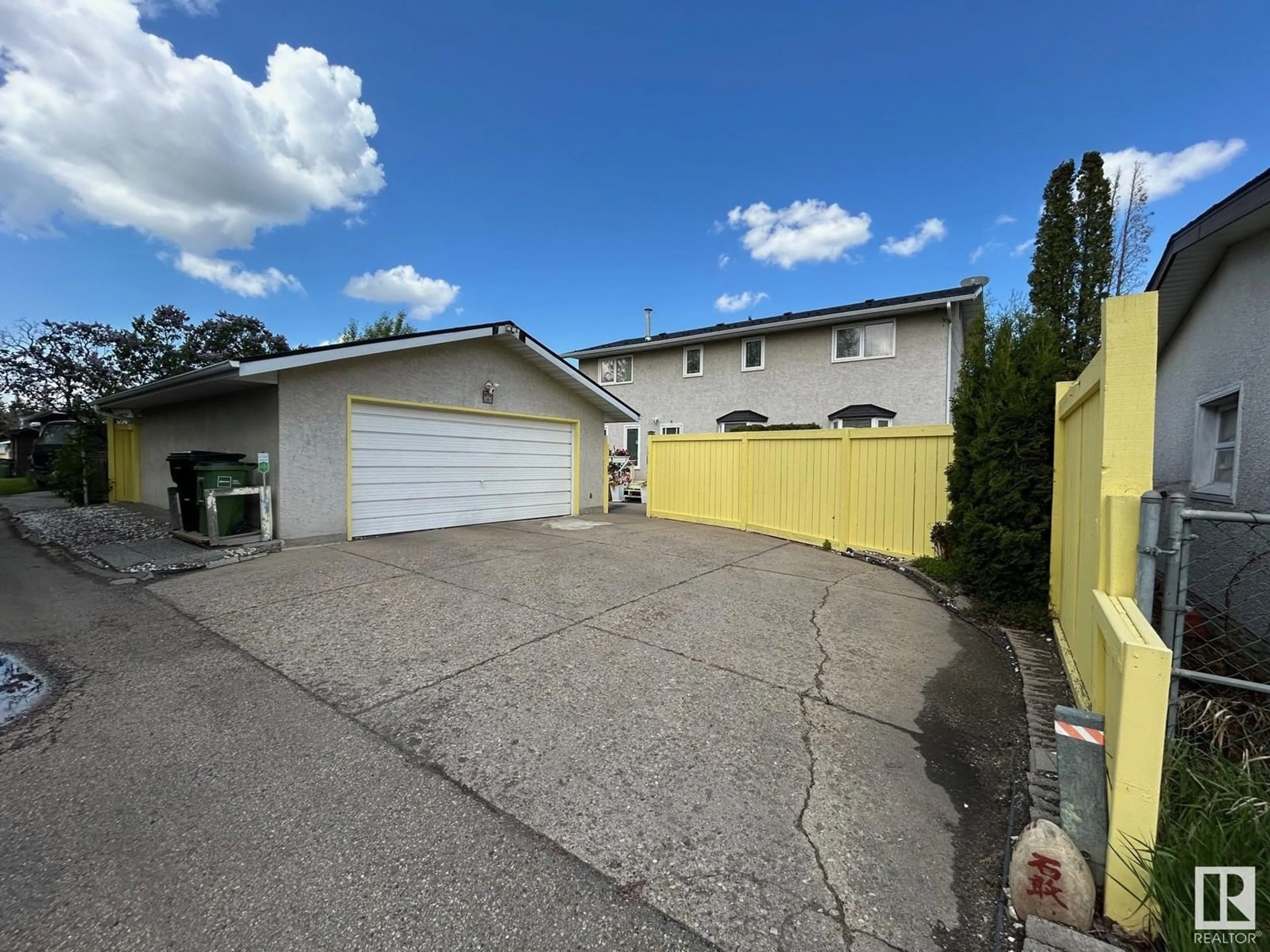 A pic from outside/outdoor area/front of a property/back of a property/a pic from drone, street for 11539 40 AV, Edmonton Alberta T6J0R7