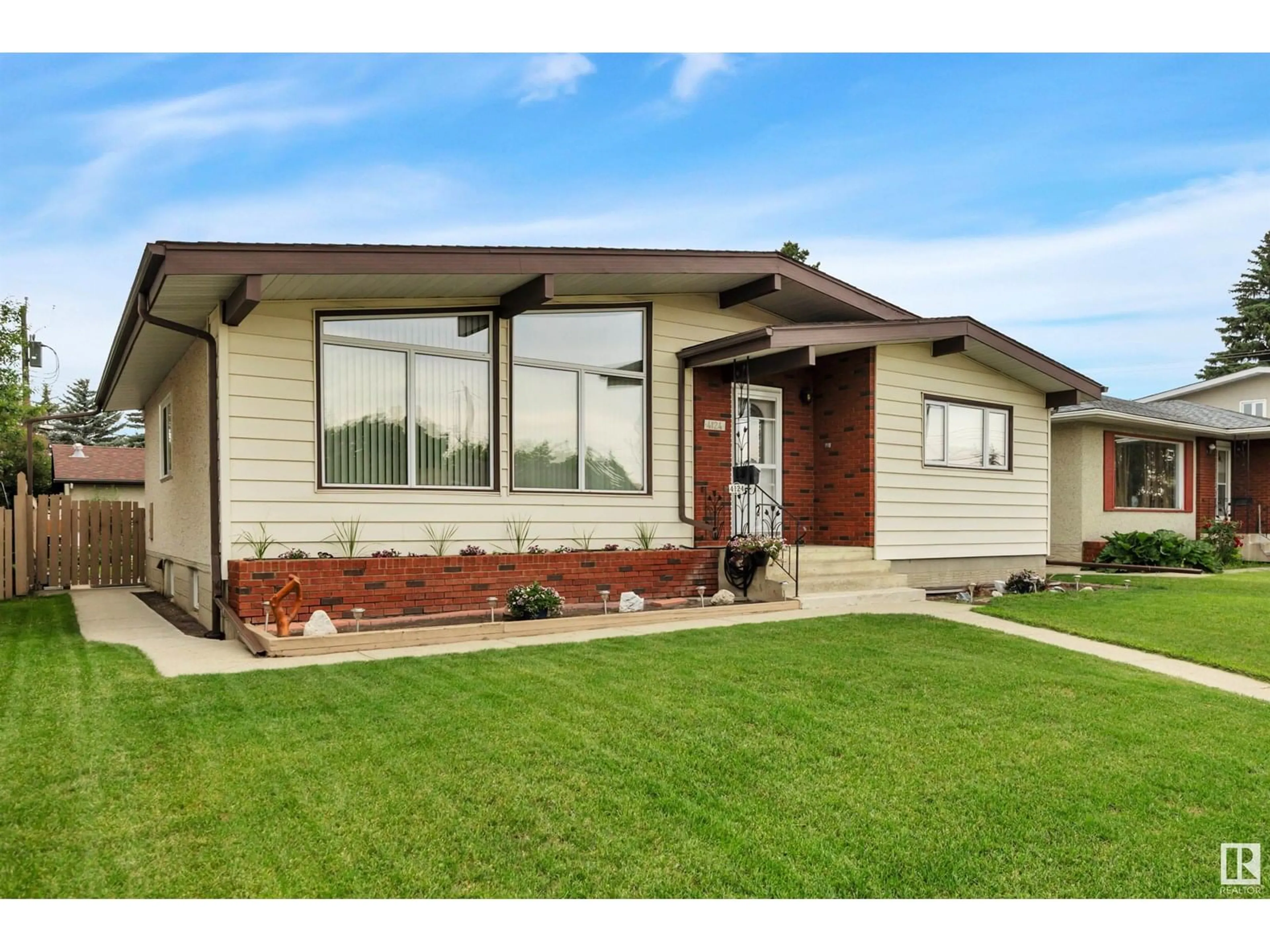 Home with vinyl exterior material, unknown for NW - 4124 112 ST, Edmonton Alberta T5J1J5