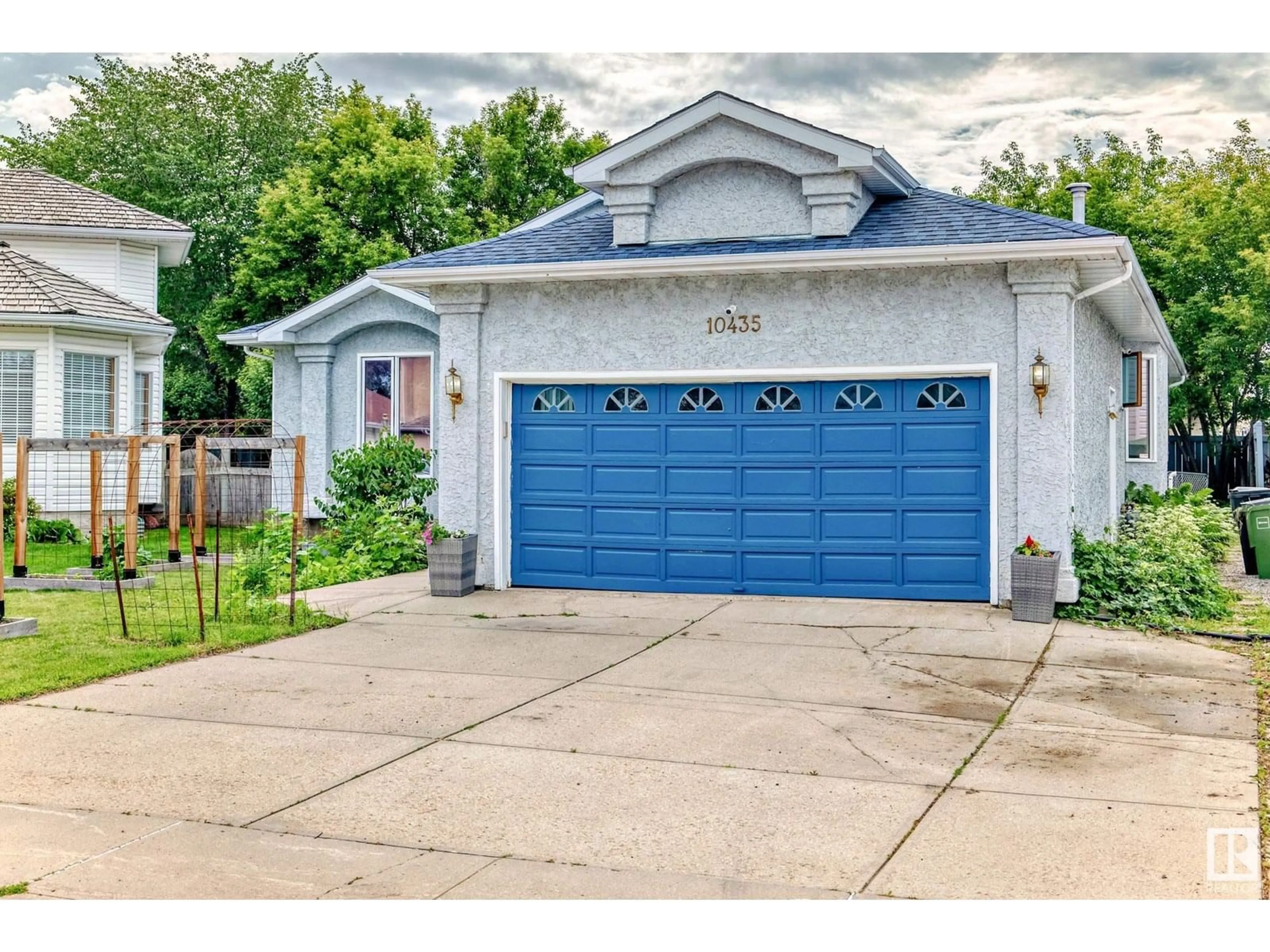 Indoor garage for 10435 175A AV, Edmonton Alberta T5X5X1