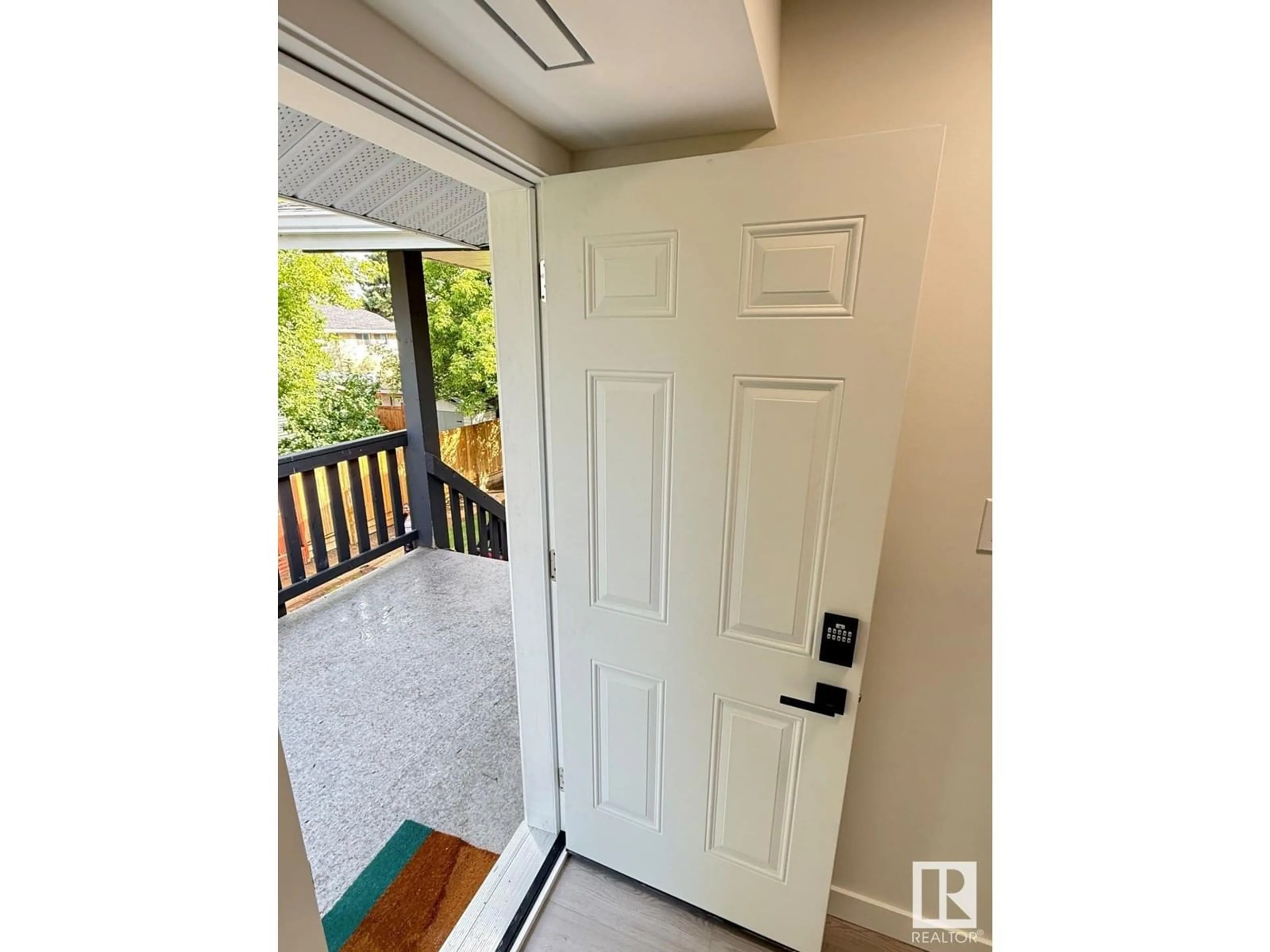 Indoor entryway for #18 - 1503 MILL WOODS E, Edmonton Alberta T6L4C2