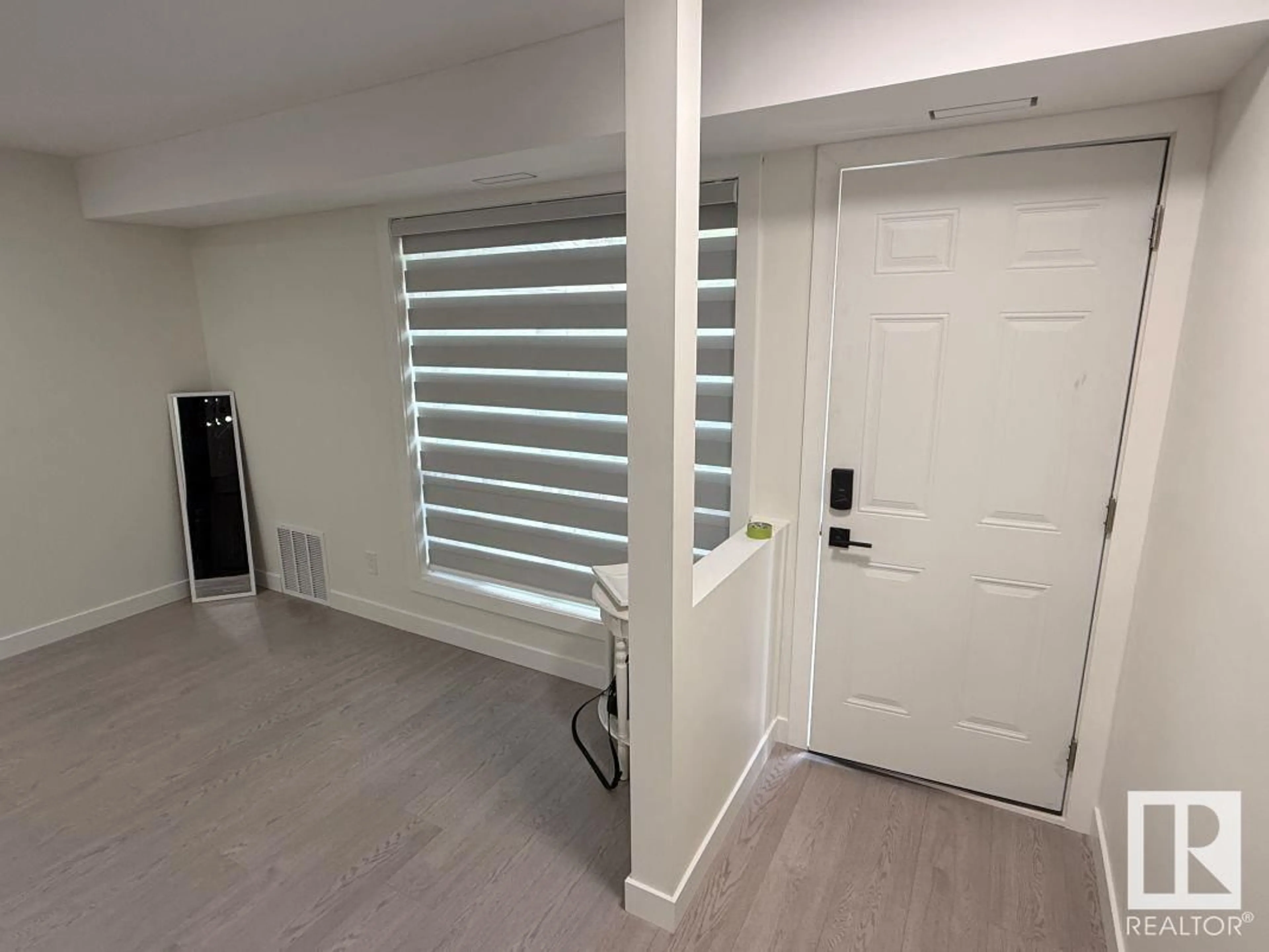 Indoor entryway for #18 - 1503 MILL WOODS E, Edmonton Alberta T6L4C2