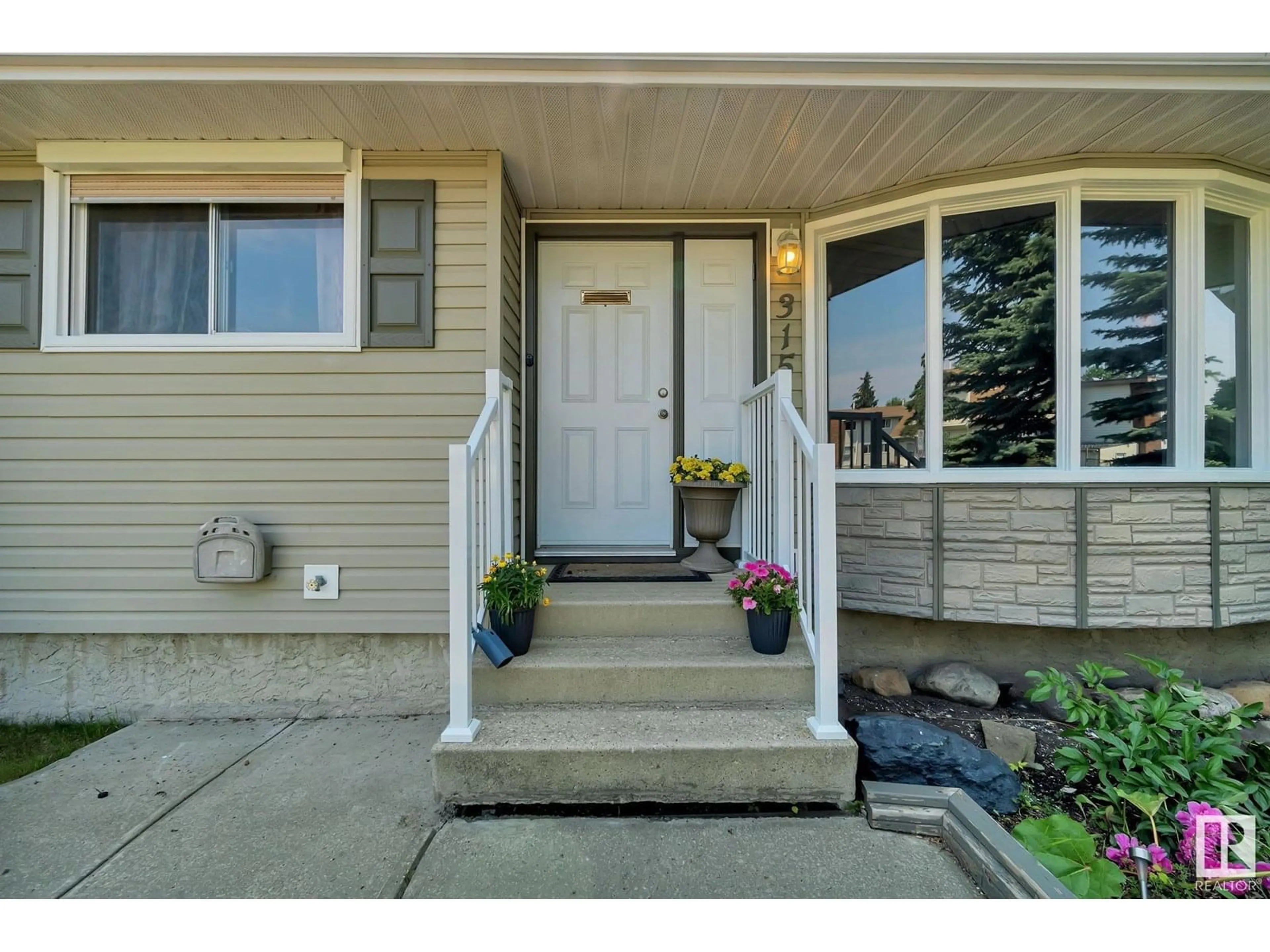 Indoor entryway for 315 KNOTTWOOD ROAD NORTH NW, Edmonton Alberta T6K2G5