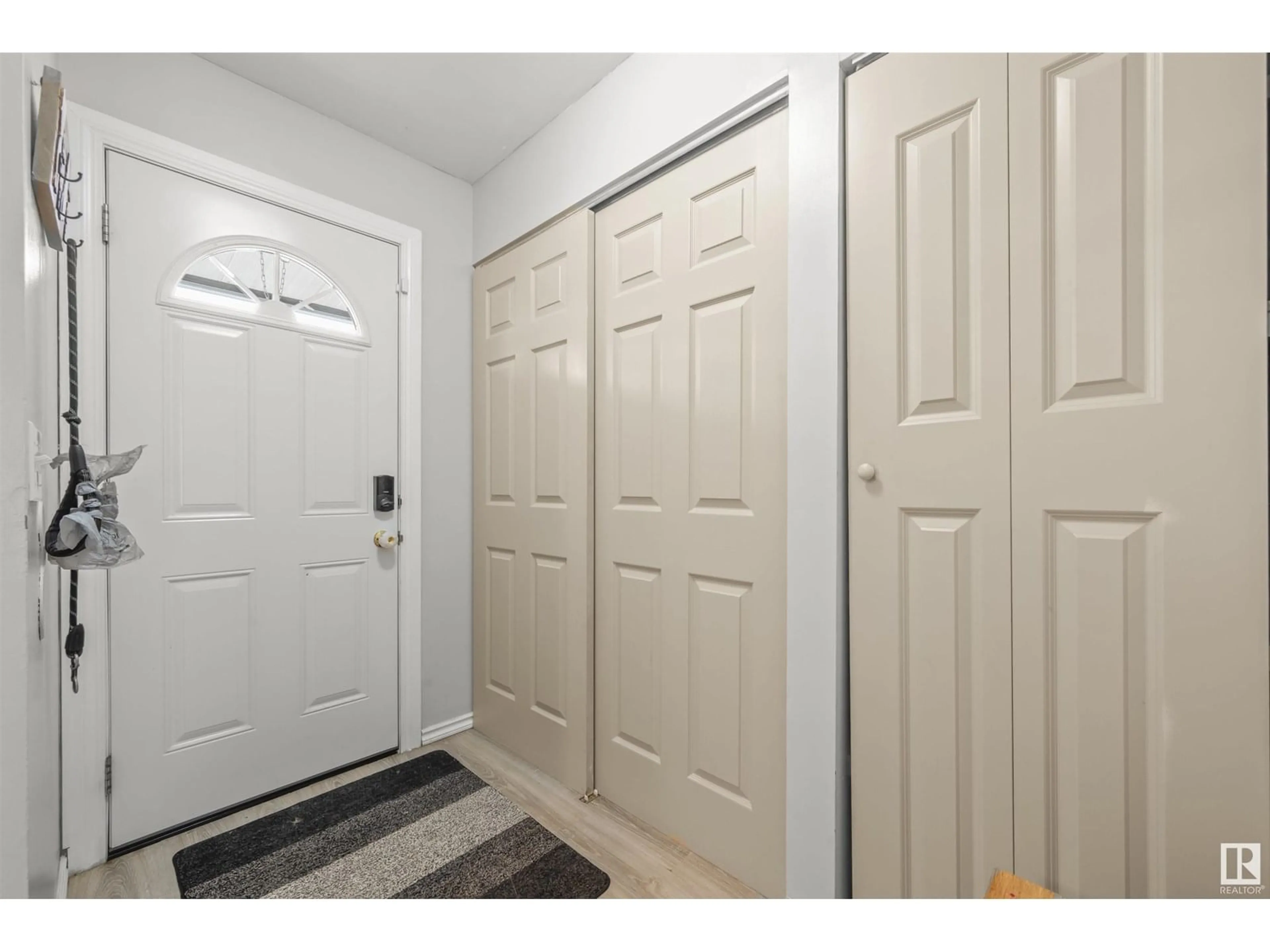 Indoor entryway for 13 - 1411 MILL WOODS E, Edmonton Alberta T6L4T3
