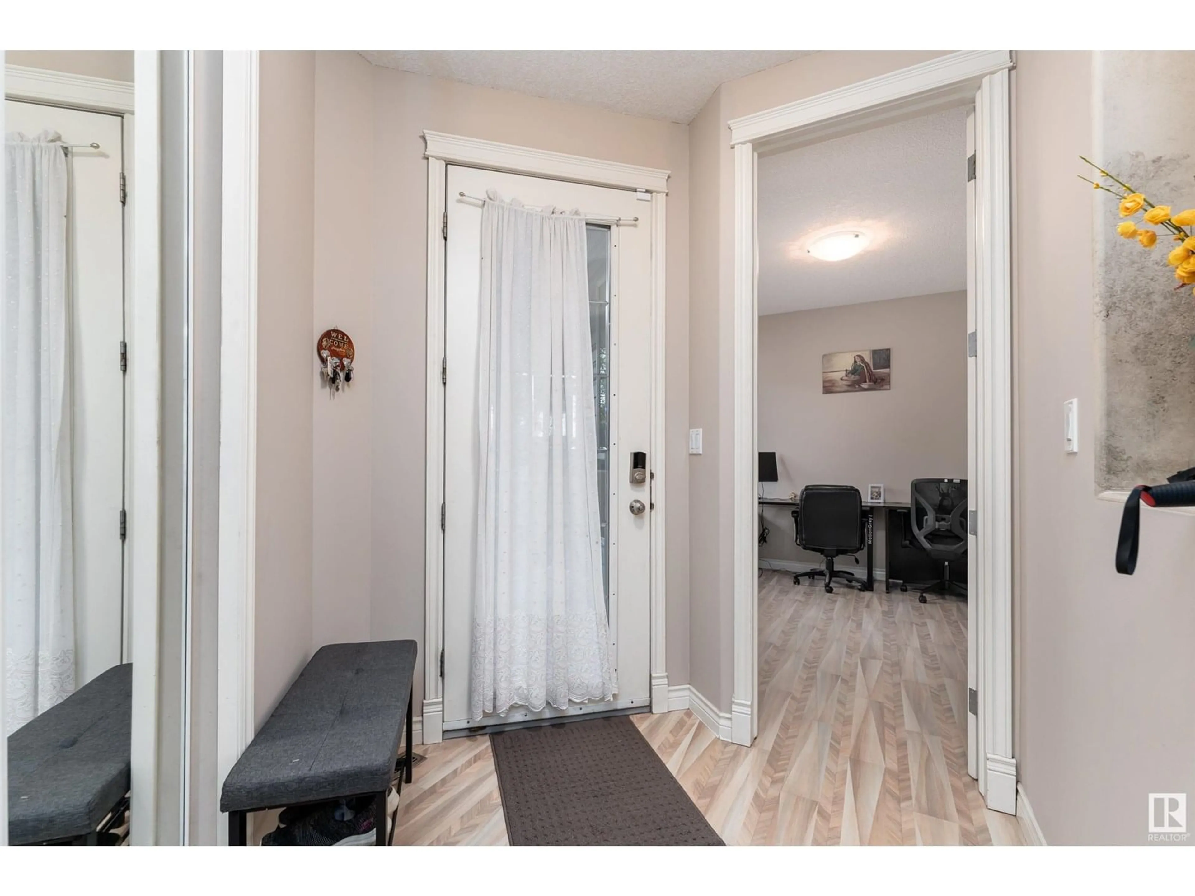 Indoor entryway for 387 HEATH RD, Edmonton Alberta T6R2T8