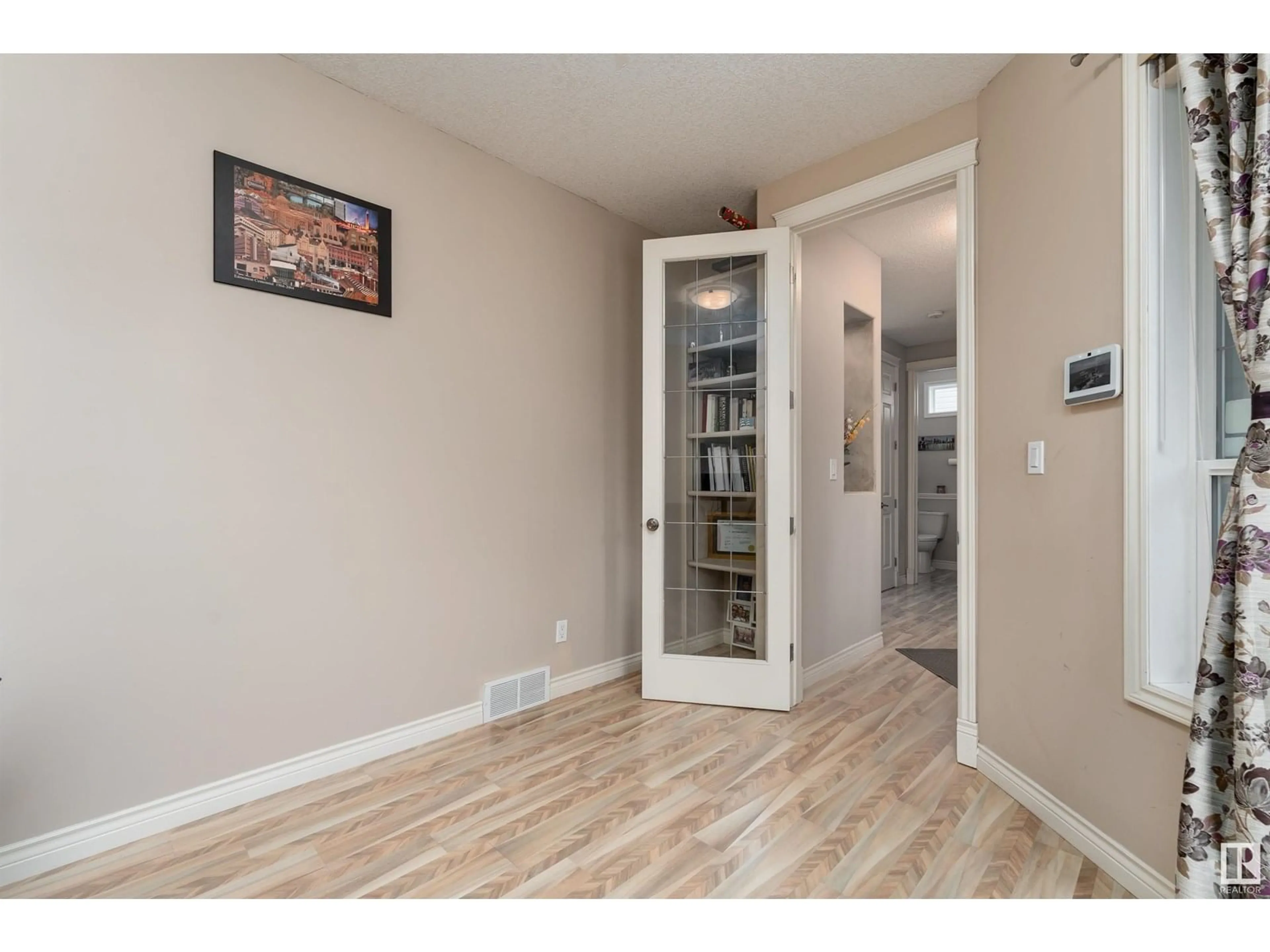 Indoor entryway for 387 HEATH RD, Edmonton Alberta T6R2T8