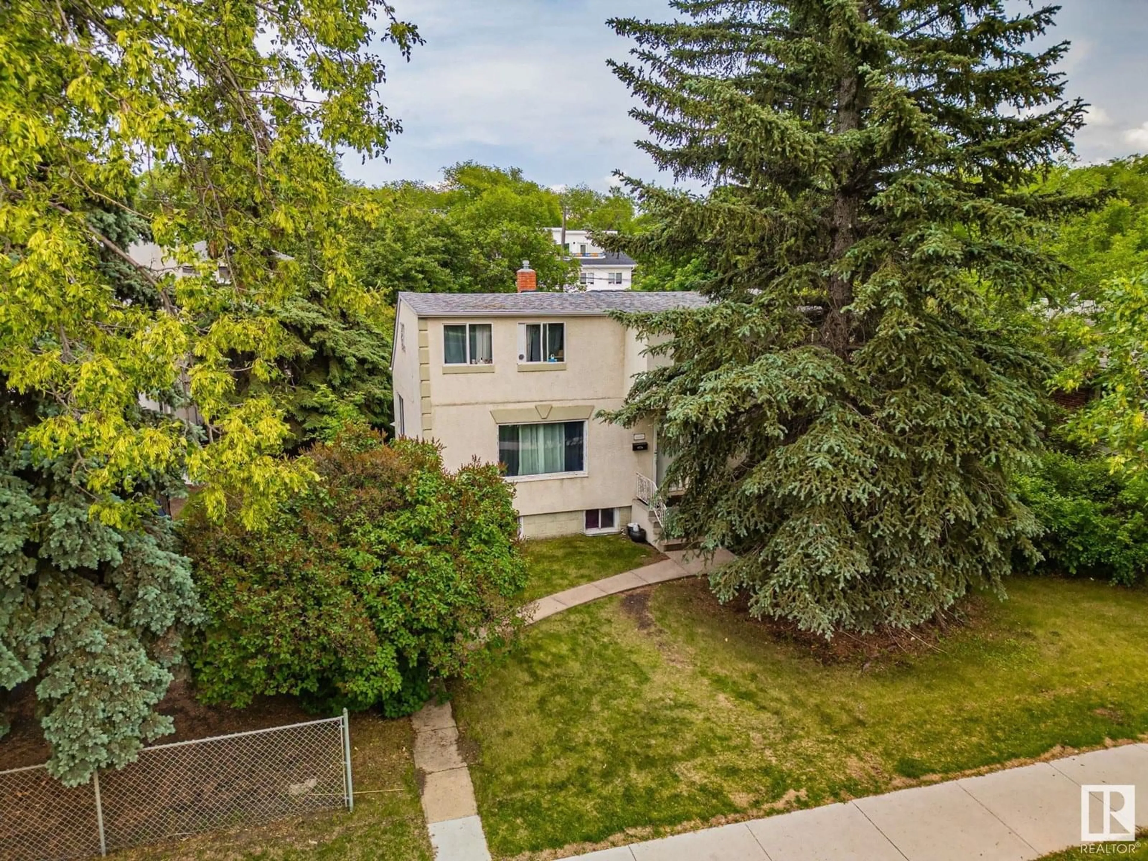 A pic from outside/outdoor area/front of a property/back of a property/a pic from drone, street for NW - 10521 84 ST, Edmonton Alberta T6A3R4