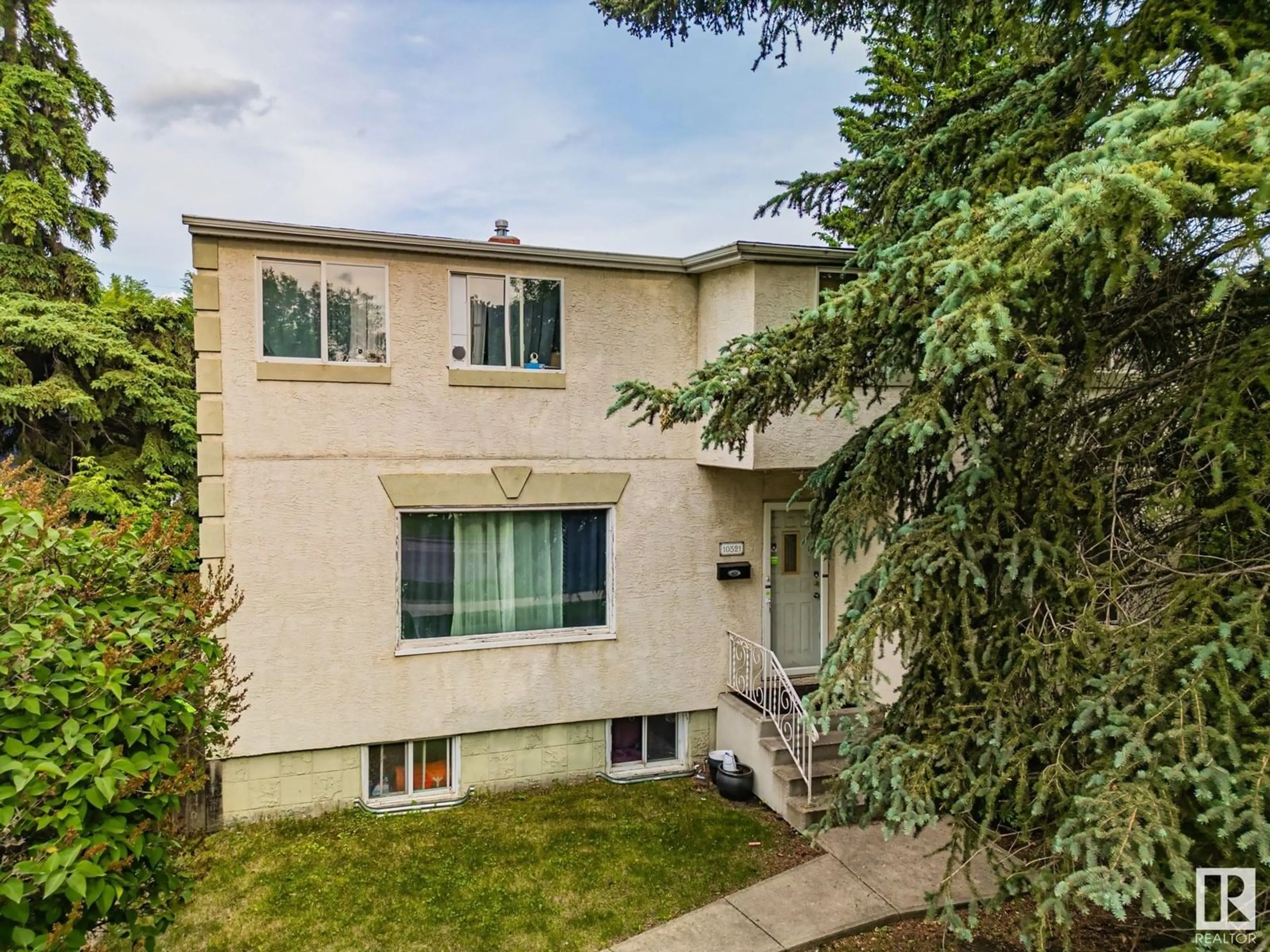A pic from outside/outdoor area/front of a property/back of a property/a pic from drone, street for NW - 10521 84 ST, Edmonton Alberta T6A3R4