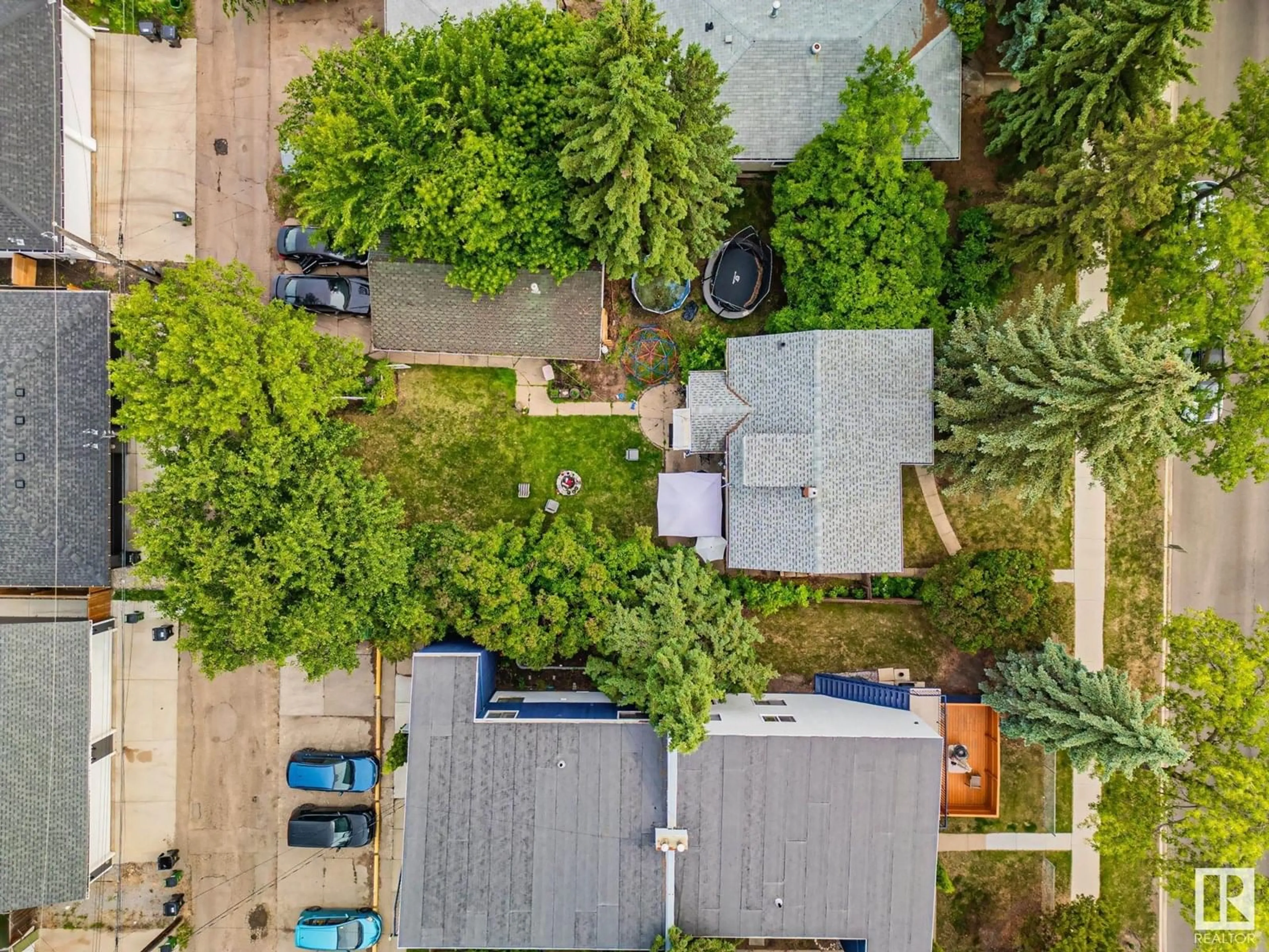 A pic from outside/outdoor area/front of a property/back of a property/a pic from drone, street for NW - 10521 84 ST, Edmonton Alberta T6A3R4