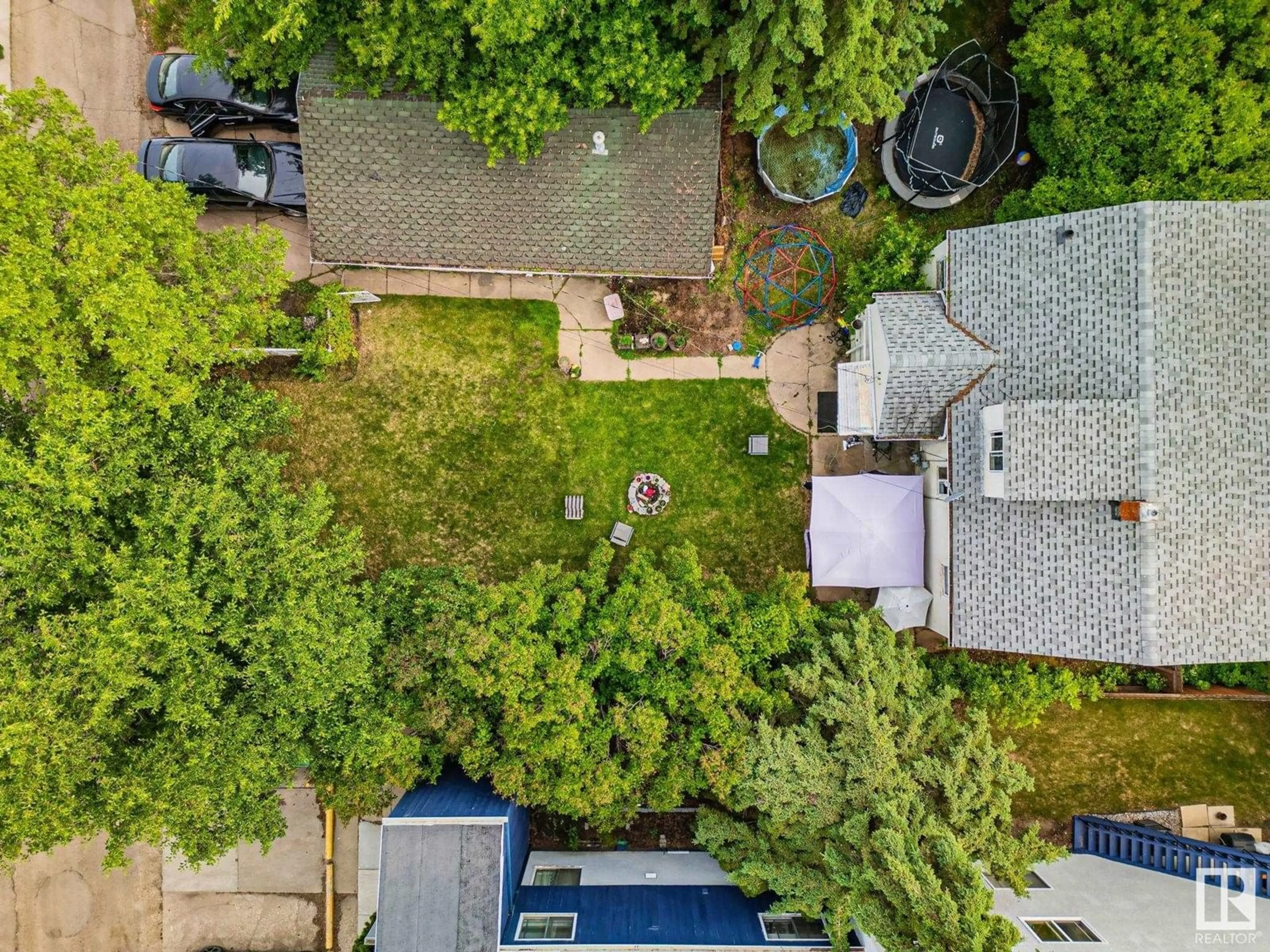 A pic from outside/outdoor area/front of a property/back of a property/a pic from drone, street for NW - 10521 84 ST, Edmonton Alberta T6A3R4
