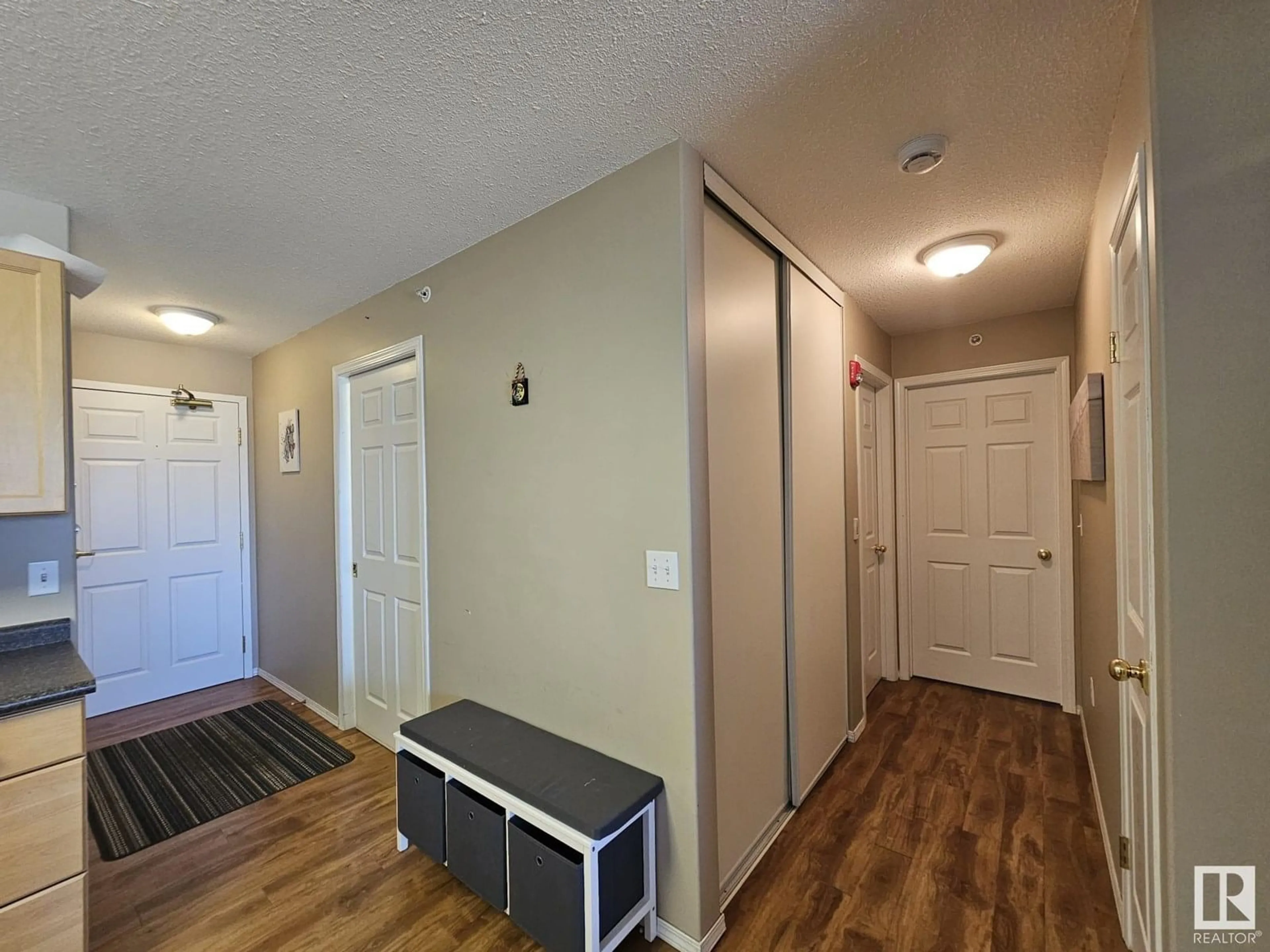 Indoor entryway for #402 - 4900 54 AV, Drayton Valley Alberta T7A1V8