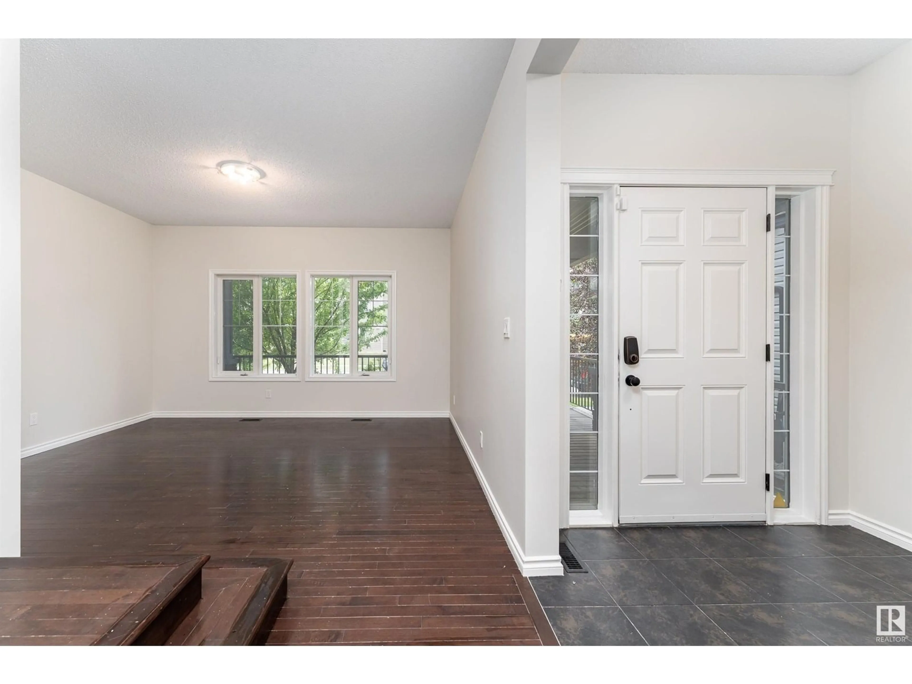 Indoor entryway for 1075 MCCONACHIE BV, Edmonton Alberta T5Y0P7