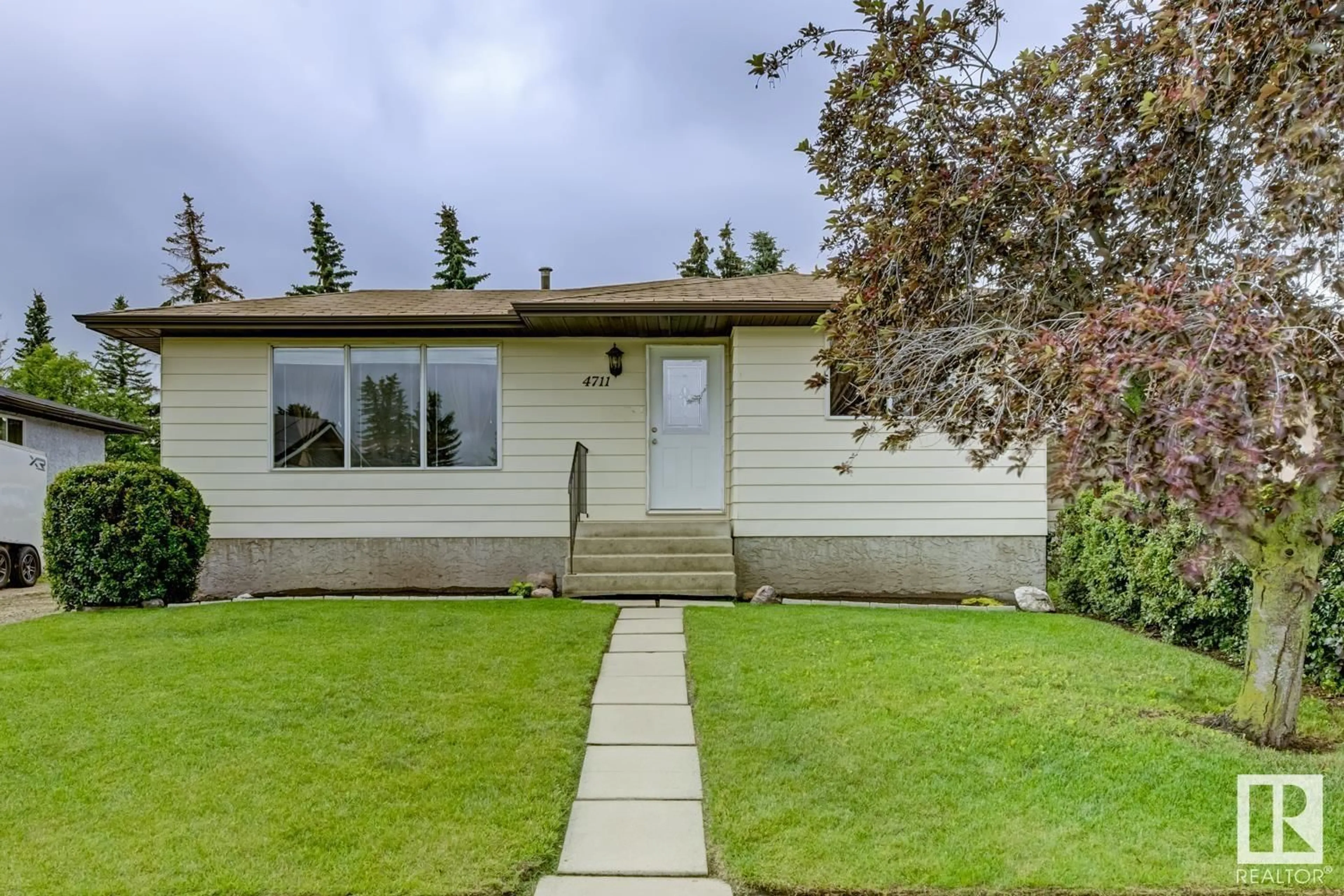 Home with vinyl exterior material, street for 4711 38A AV, Edmonton Alberta T6L5B6