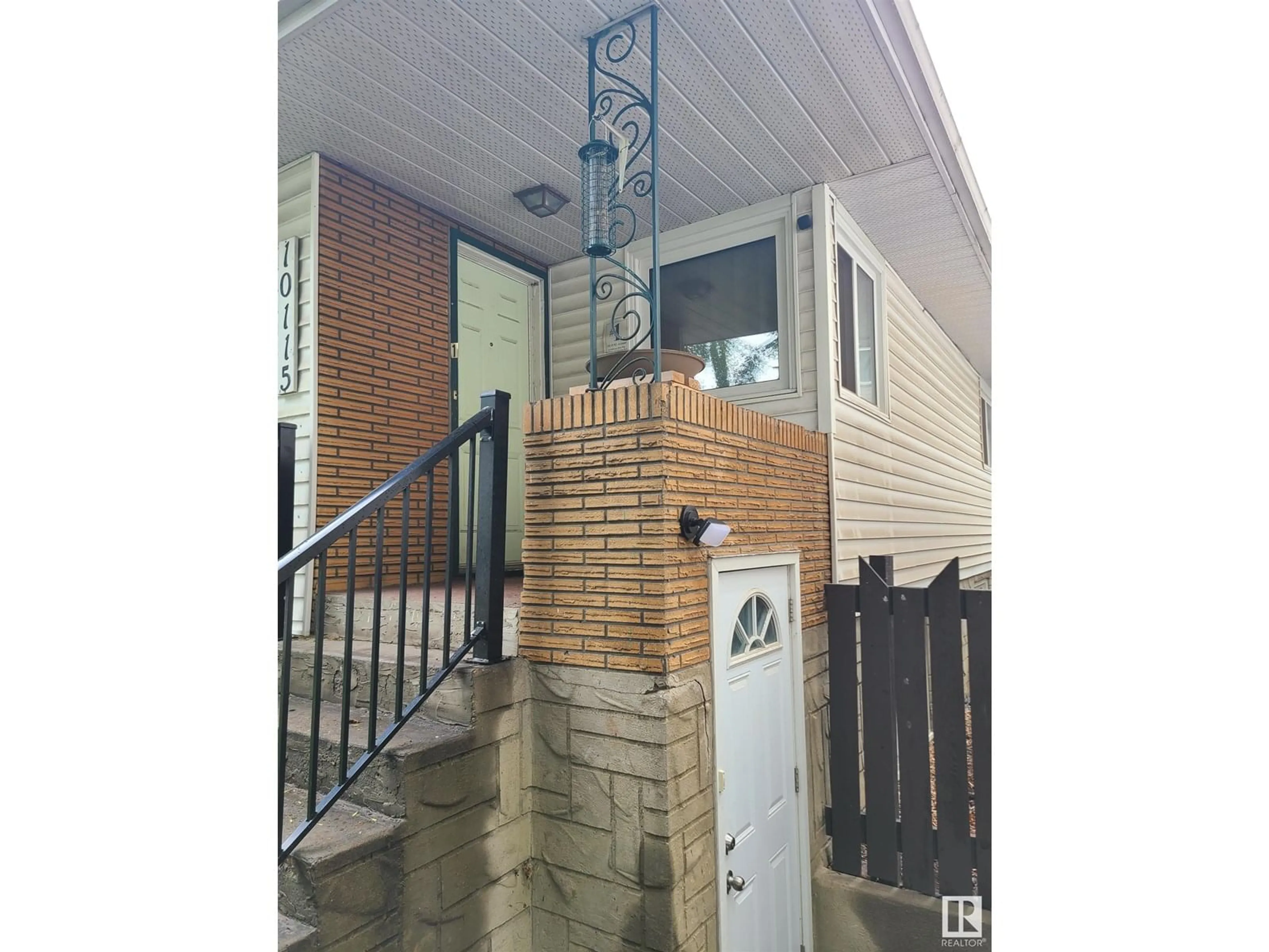 Indoor foyer for 10115 83 AV, Edmonton Alberta T6E2C5