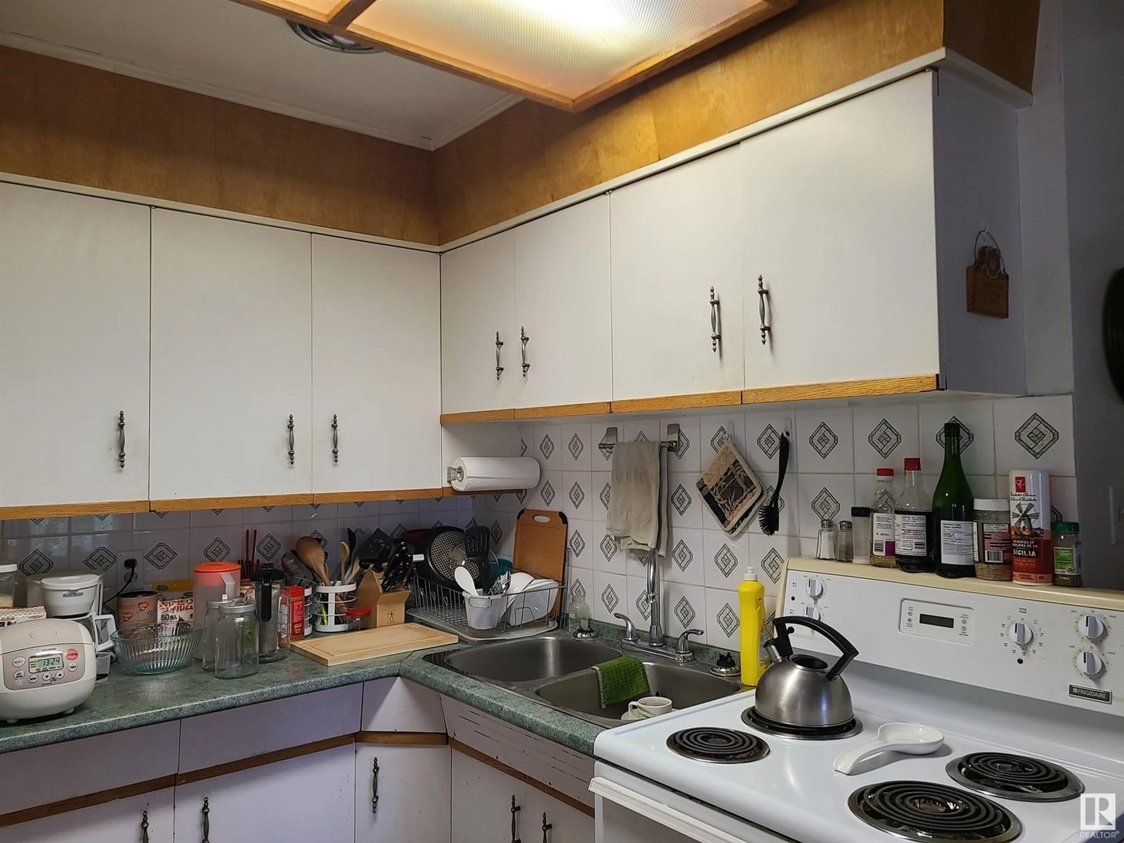 Standard kitchen, unknown for 10115 83 AV, Edmonton Alberta T6E2C5