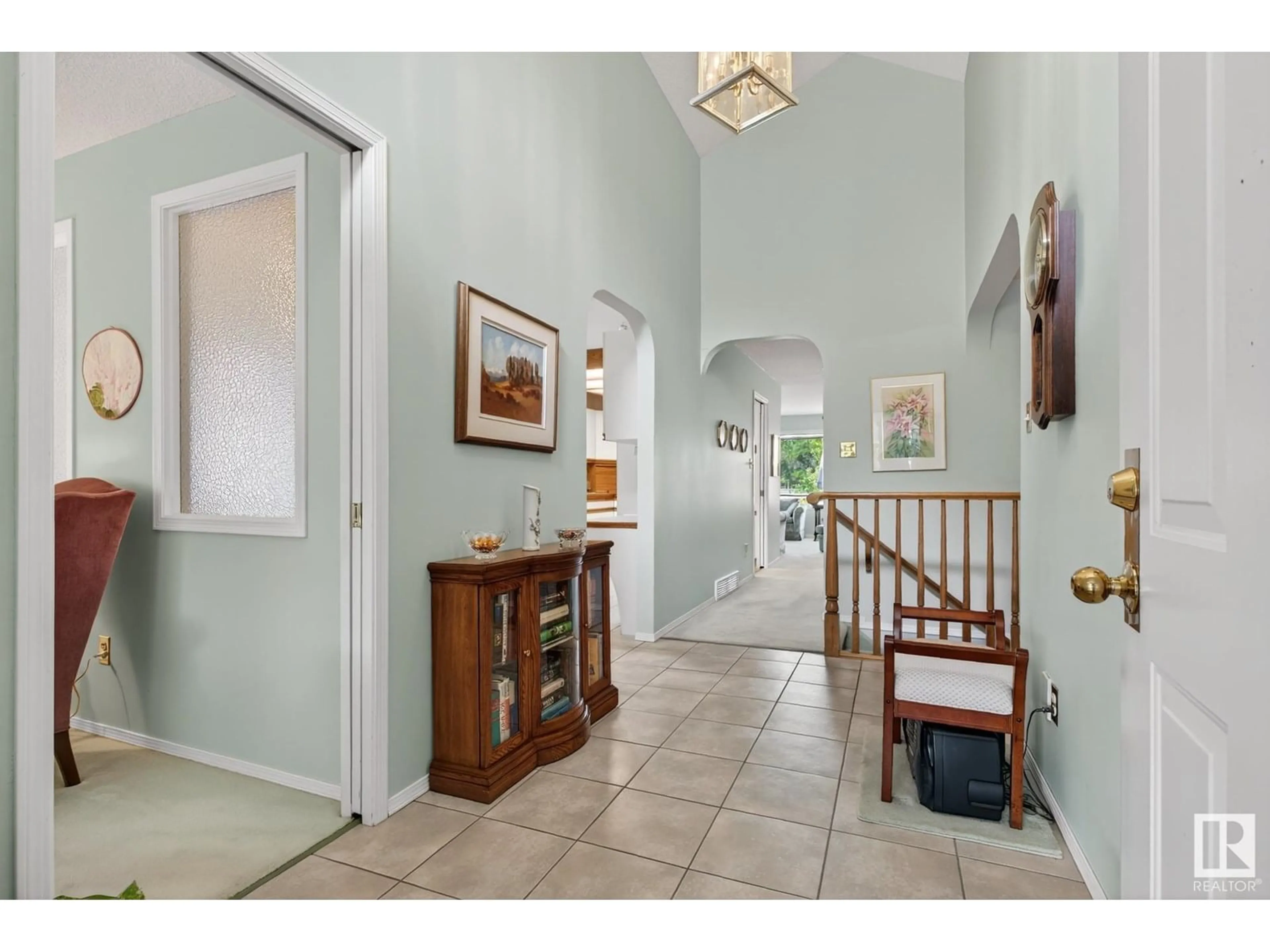 Indoor foyer for 129 IRONWOOD PL, Edmonton Alberta T6J6R4