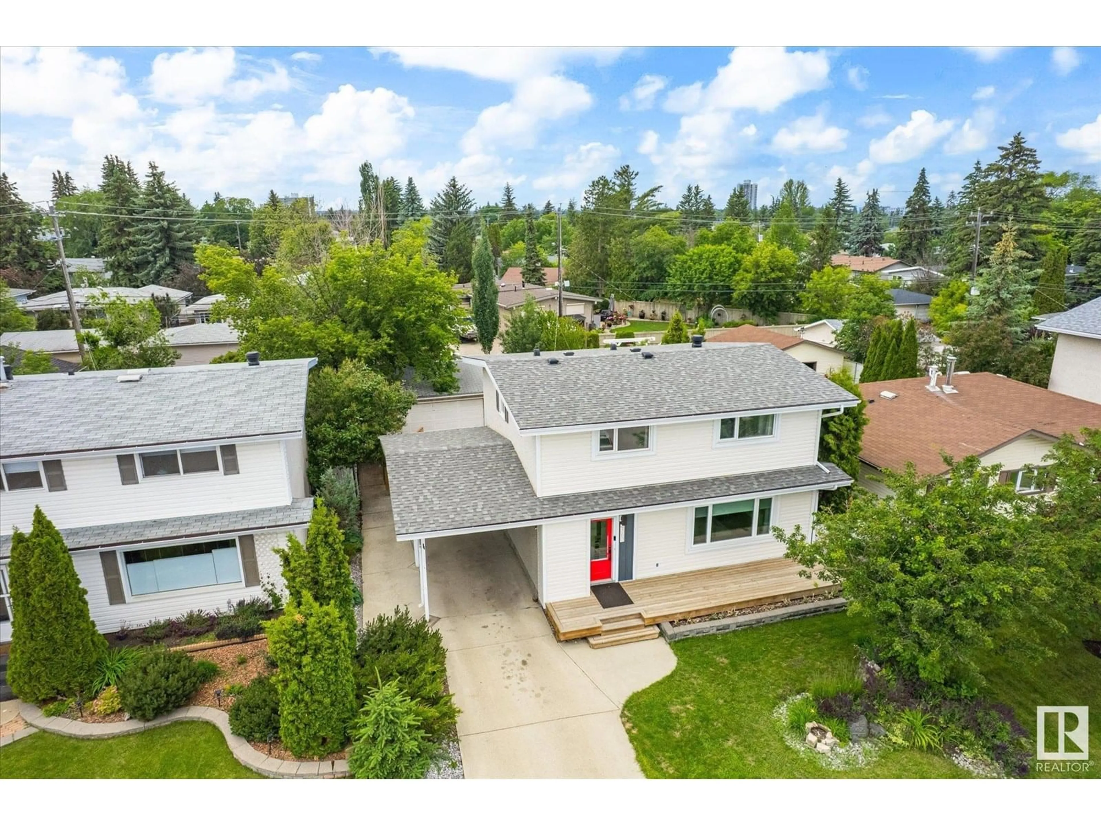 A pic from outside/outdoor area/front of a property/back of a property/a pic from drone, street for 4360 114 ST, Edmonton Alberta T6J1N1