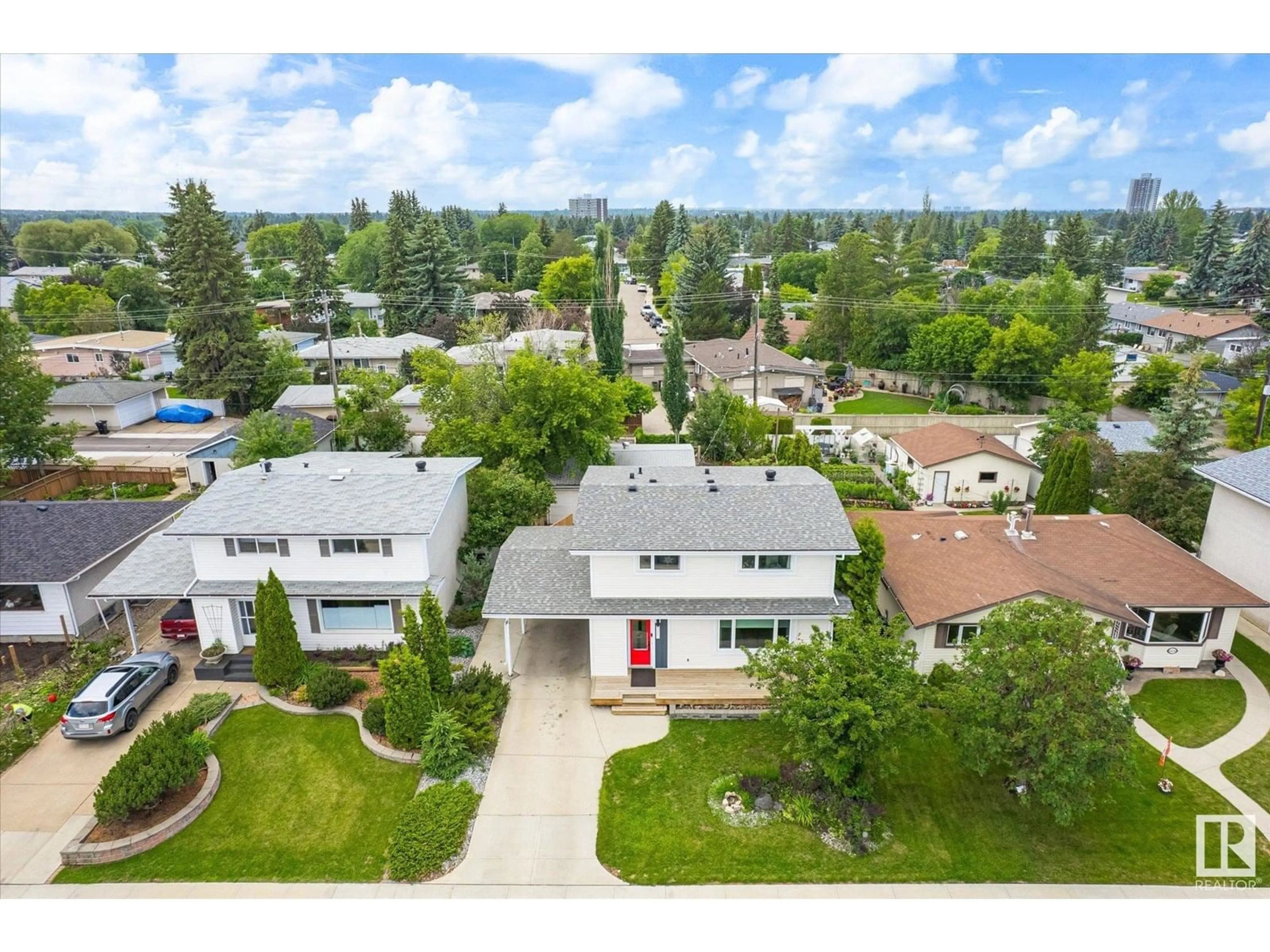 A pic from outside/outdoor area/front of a property/back of a property/a pic from drone, street for 4360 114 ST, Edmonton Alberta T6J1N1