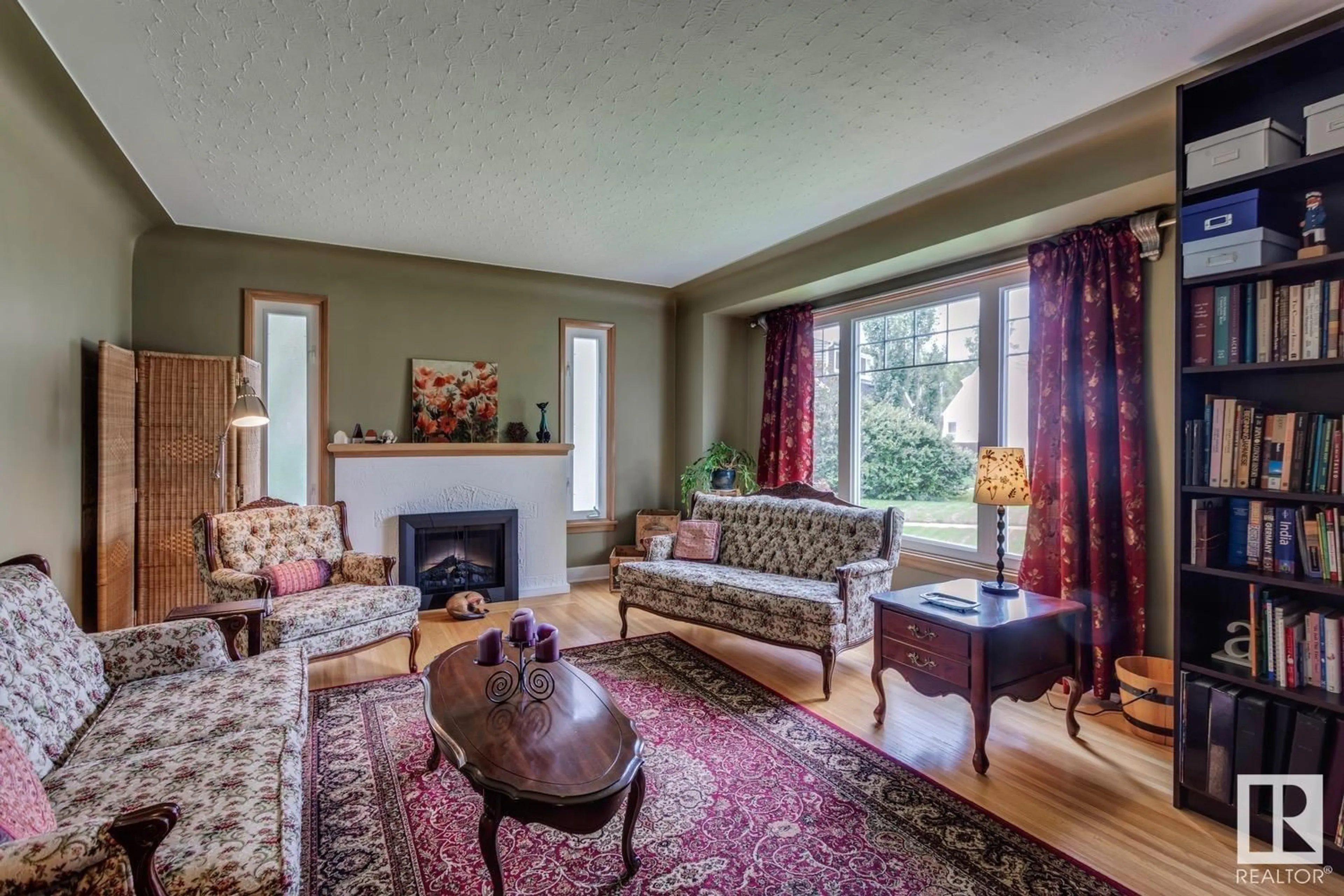 Living room with furniture, carpet floor for NW - 11335 54 ST, Edmonton Alberta T5W3M6