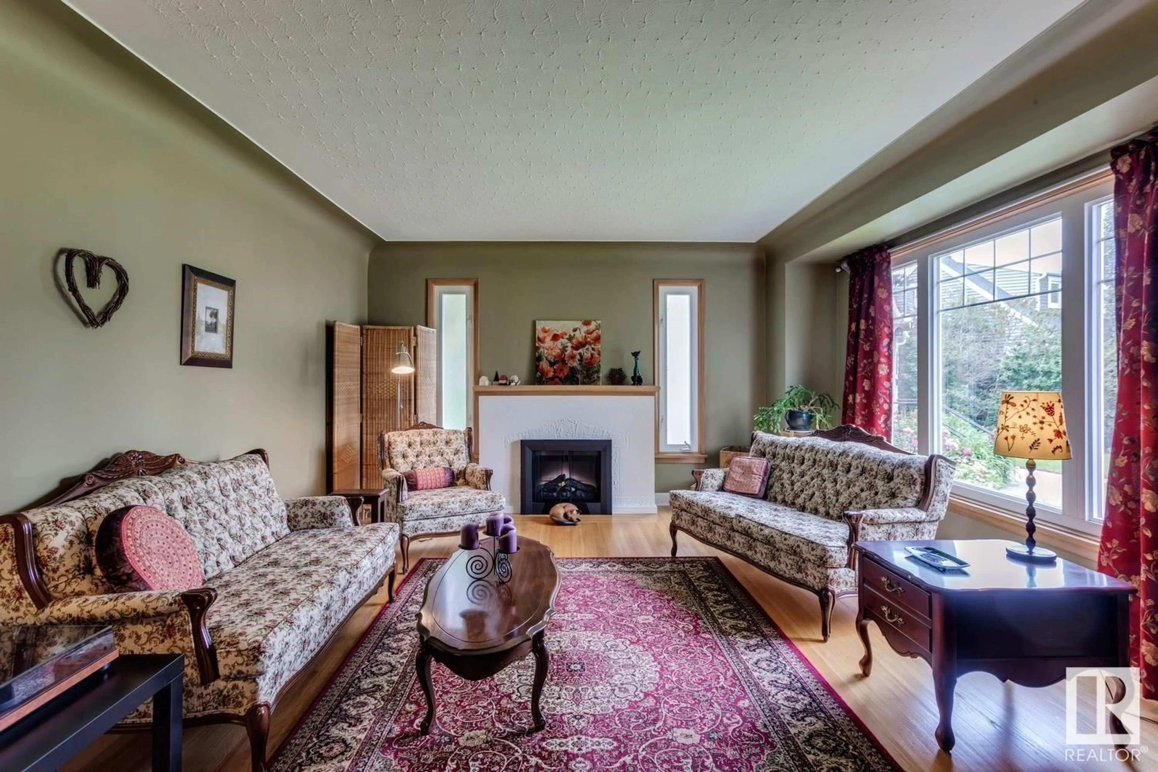Living room with furniture, carpet floor for NW - 11335 54 ST, Edmonton Alberta T5W3M6