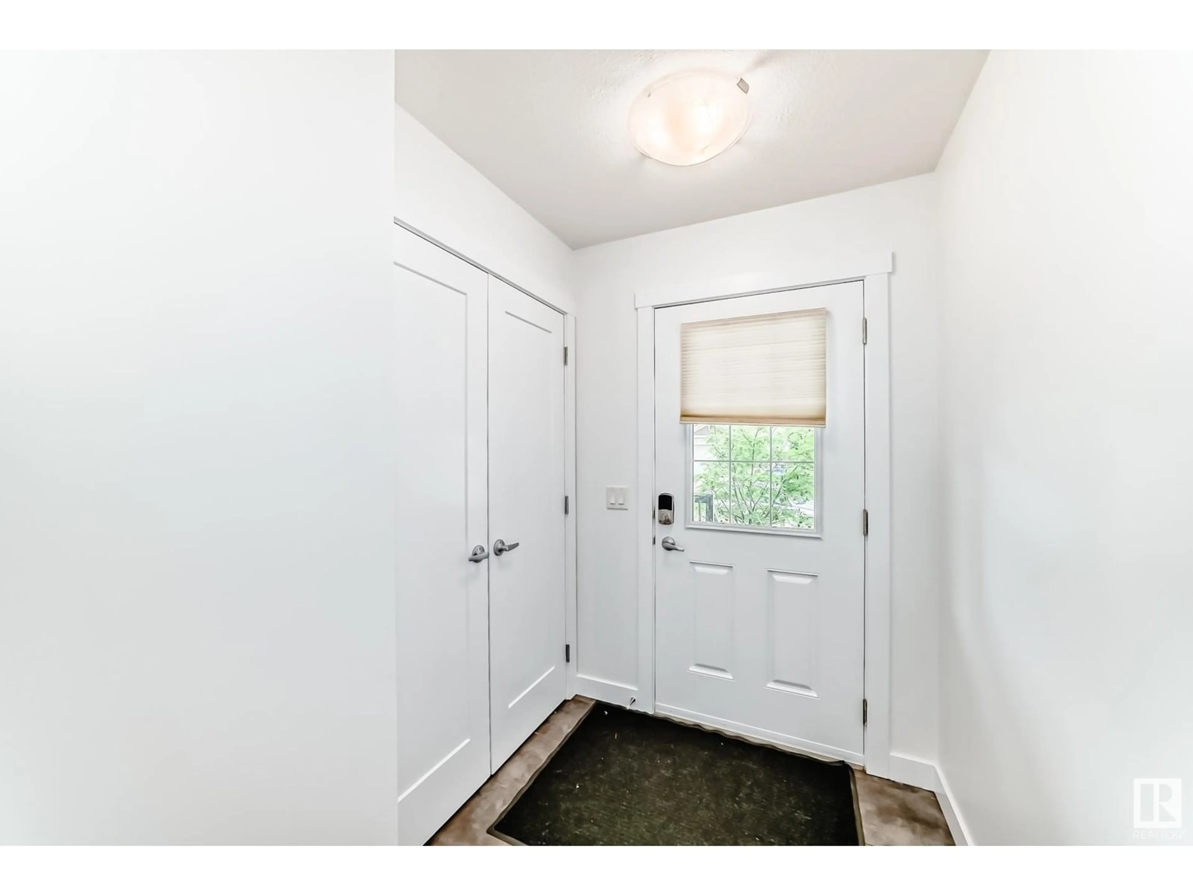 Indoor entryway for 20315 43 AV NW, Edmonton Alberta T6M0R8
