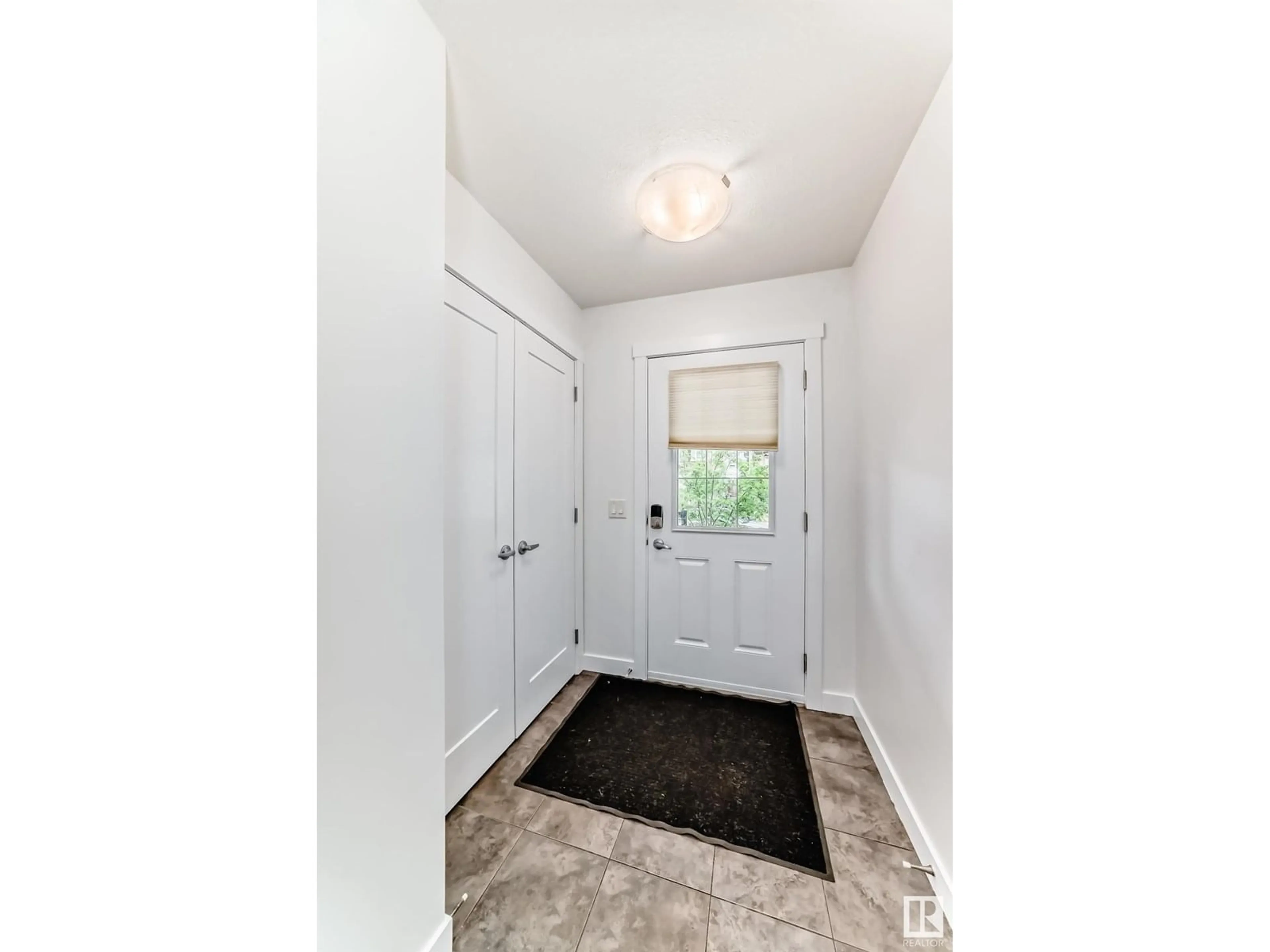 Indoor entryway for 20315 43 AV NW, Edmonton Alberta T6M0R8