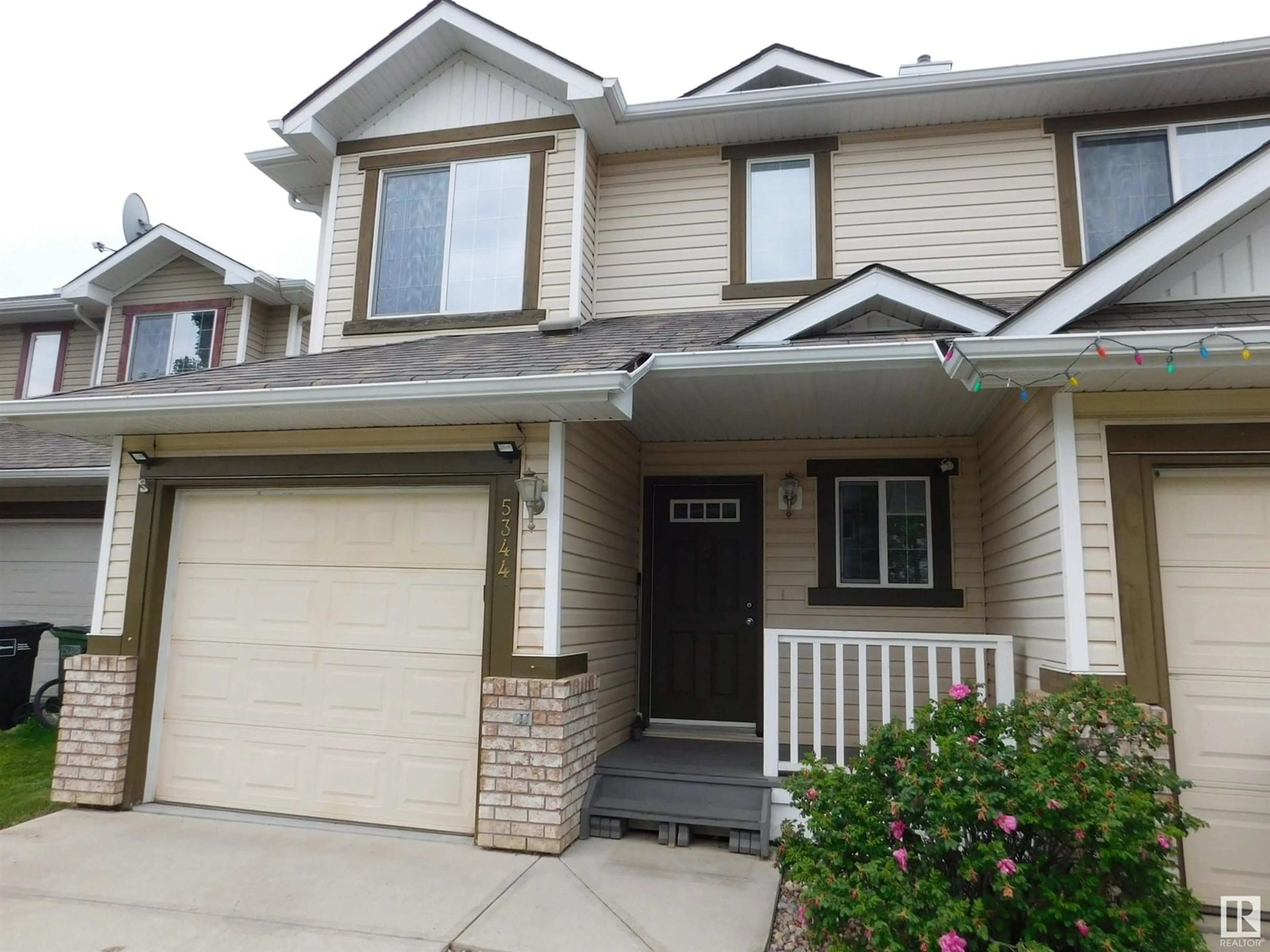 Home with vinyl exterior material, street for NW - 5344 204 ST, Edmonton Alberta T6M2Z1
