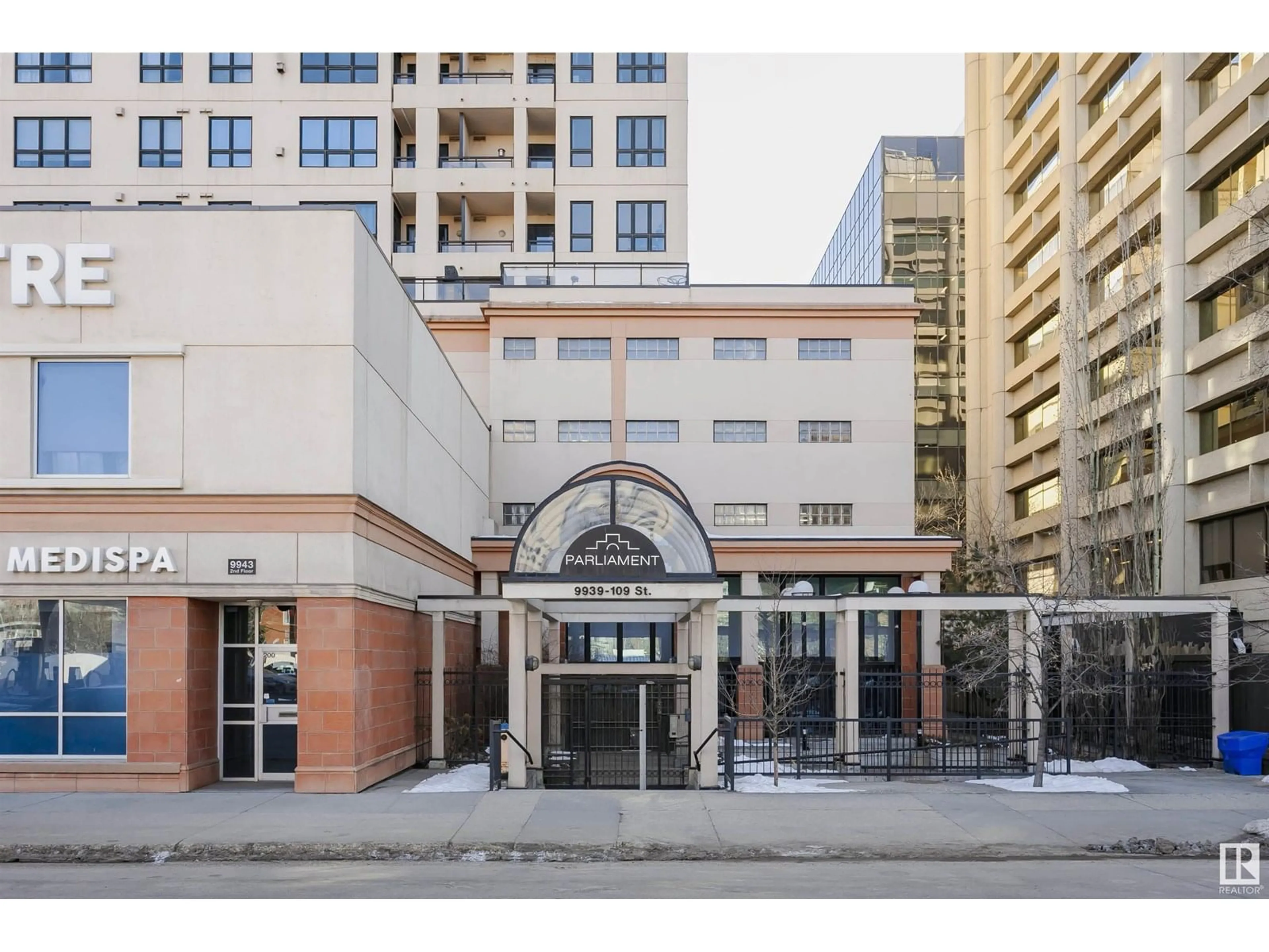 Indoor foyer for 9939 - 1703 109 ST, Edmonton Alberta T5K1H6