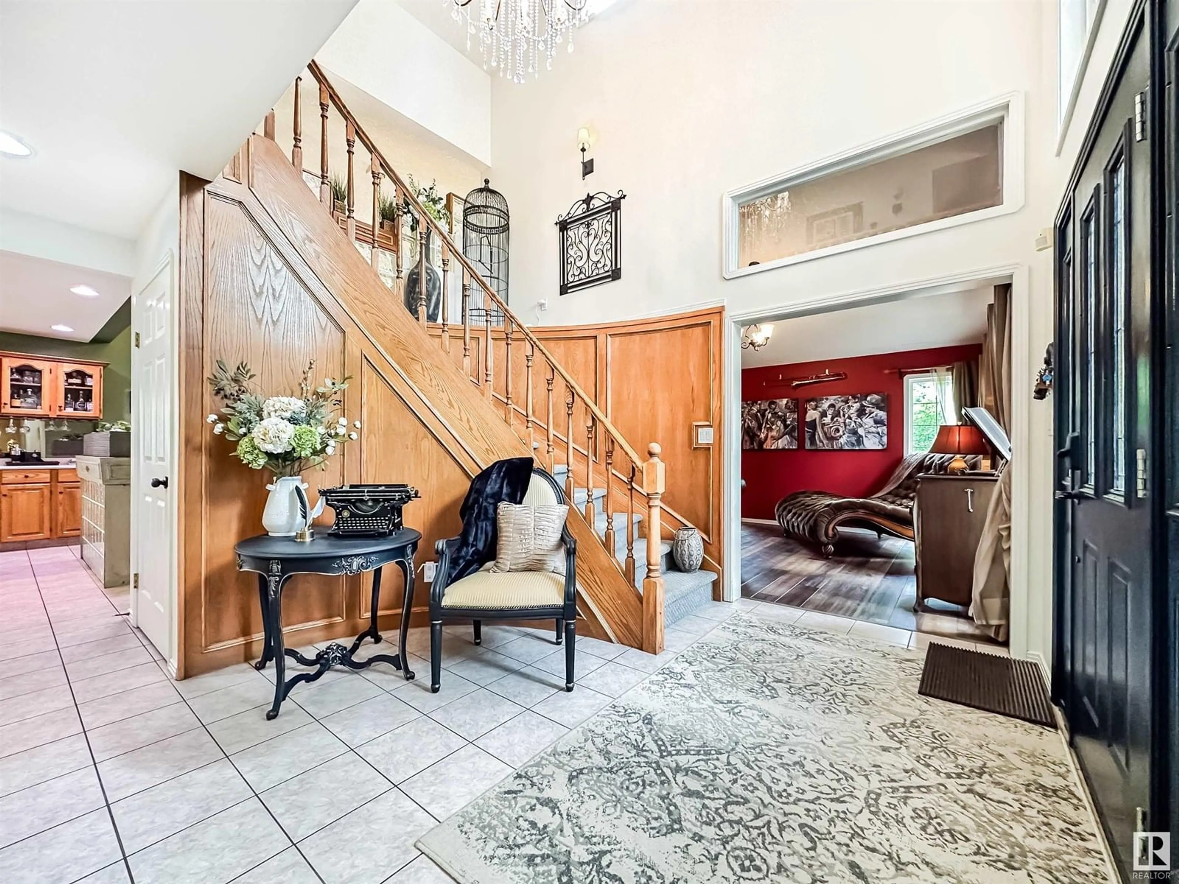 Indoor foyer for 405 KULAWY GA, Edmonton Alberta T6L6Z1