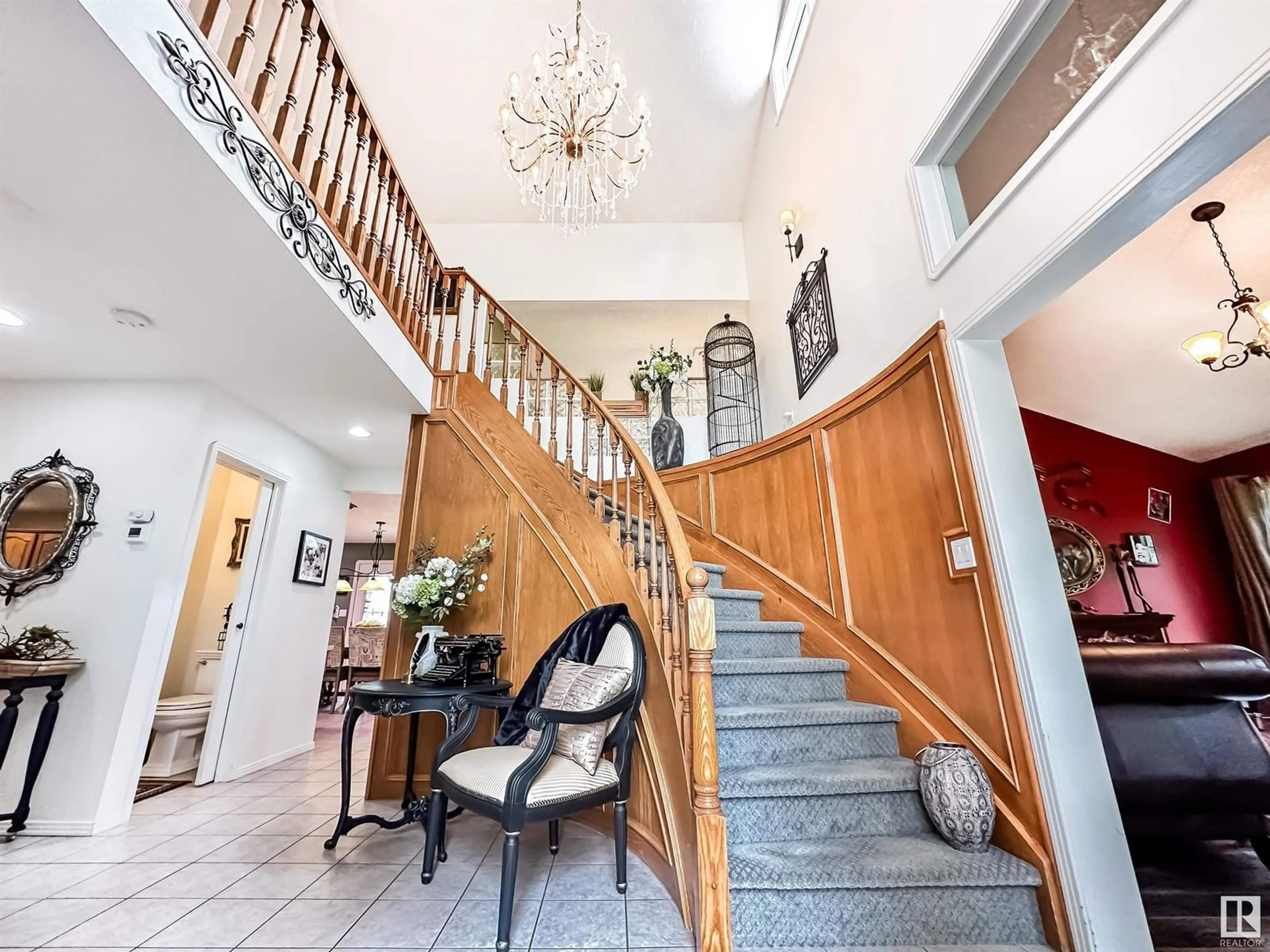 Indoor foyer for 405 KULAWY GA, Edmonton Alberta T6L6Z1