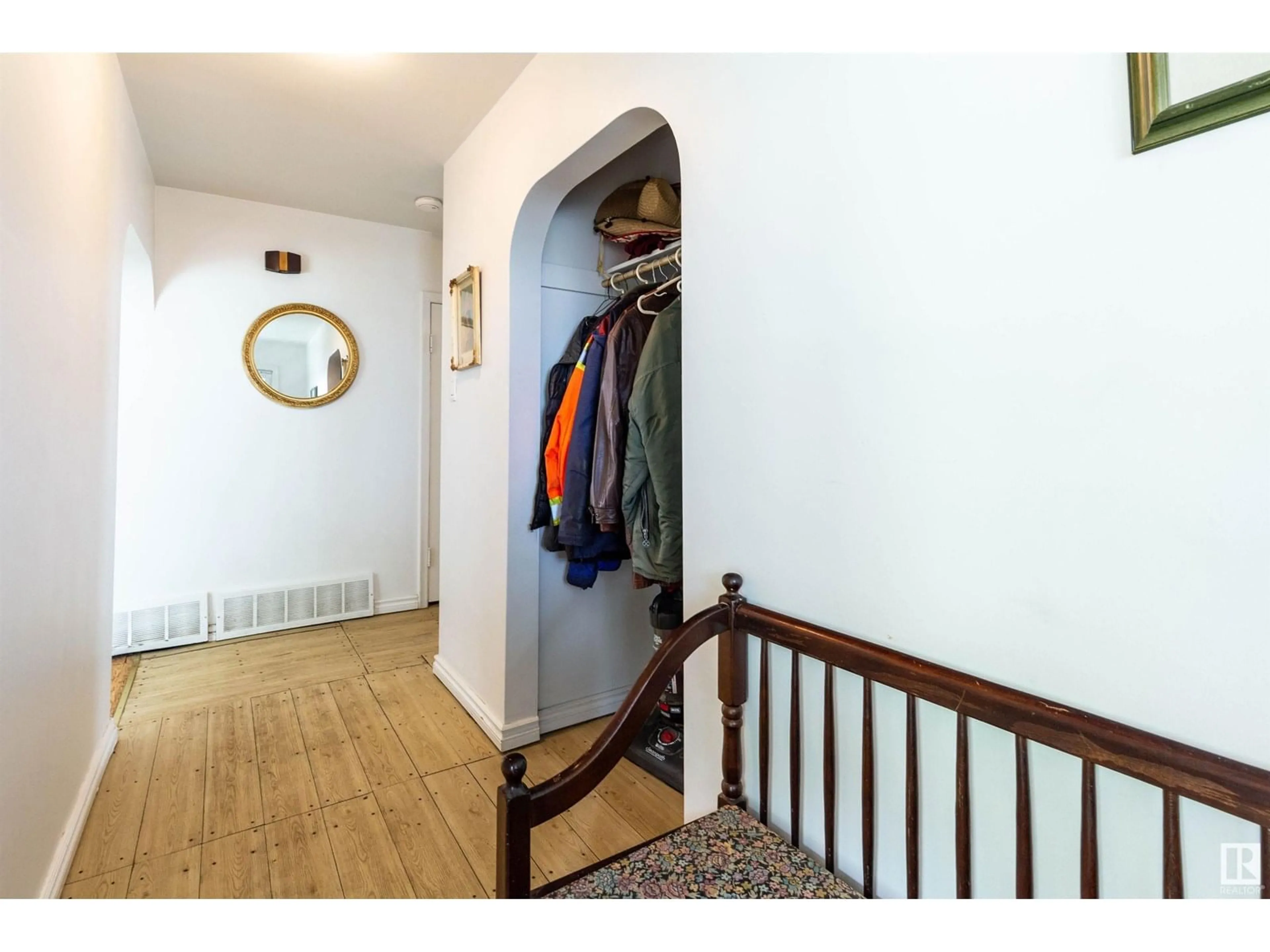 Indoor entryway for 13307 116 AV, Edmonton Alberta T5M3E4