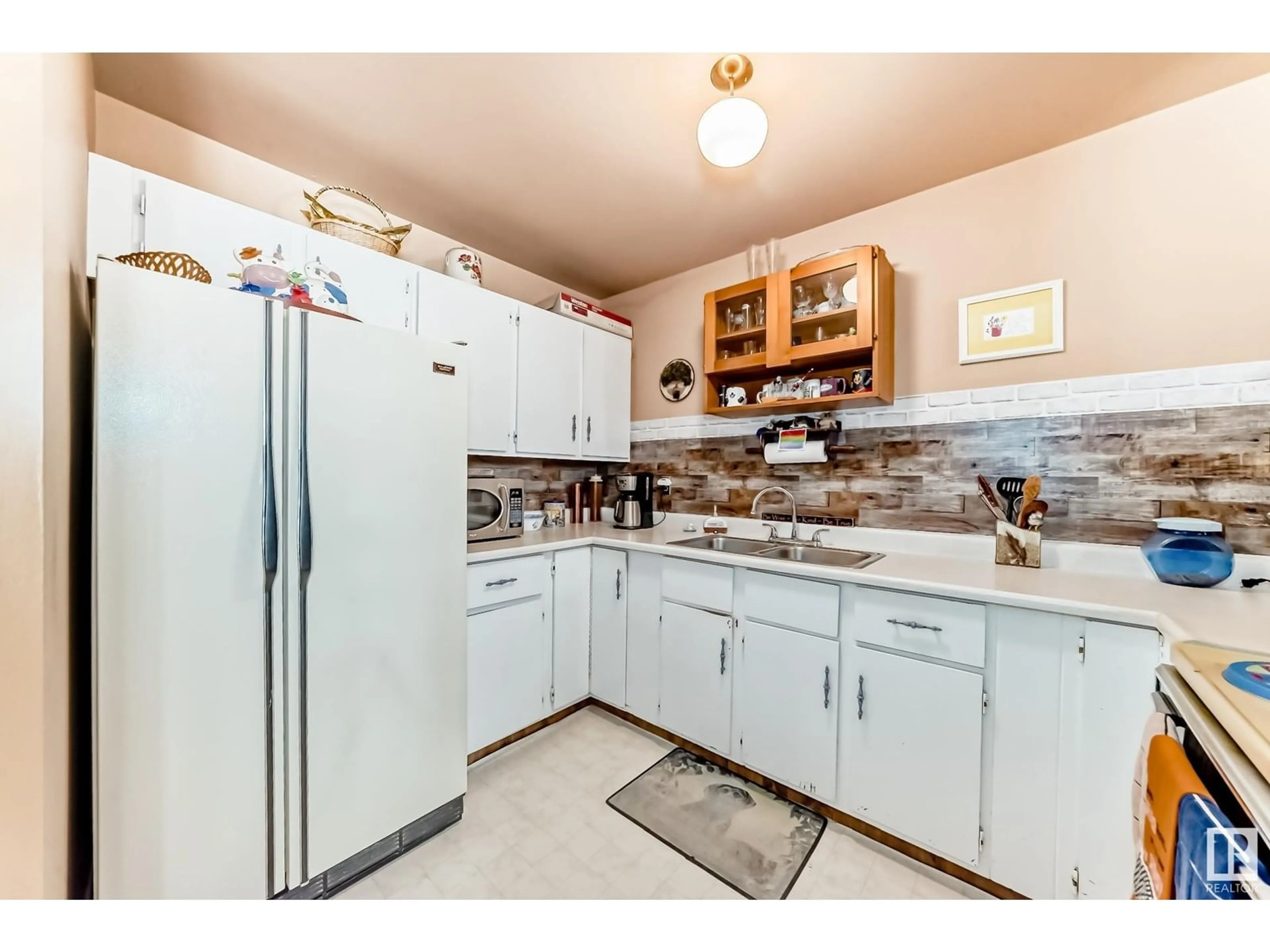 Standard kitchen, ceramic/tile floor for 4 FRANKLIN PL, St. Albert Alberta T8N3P5