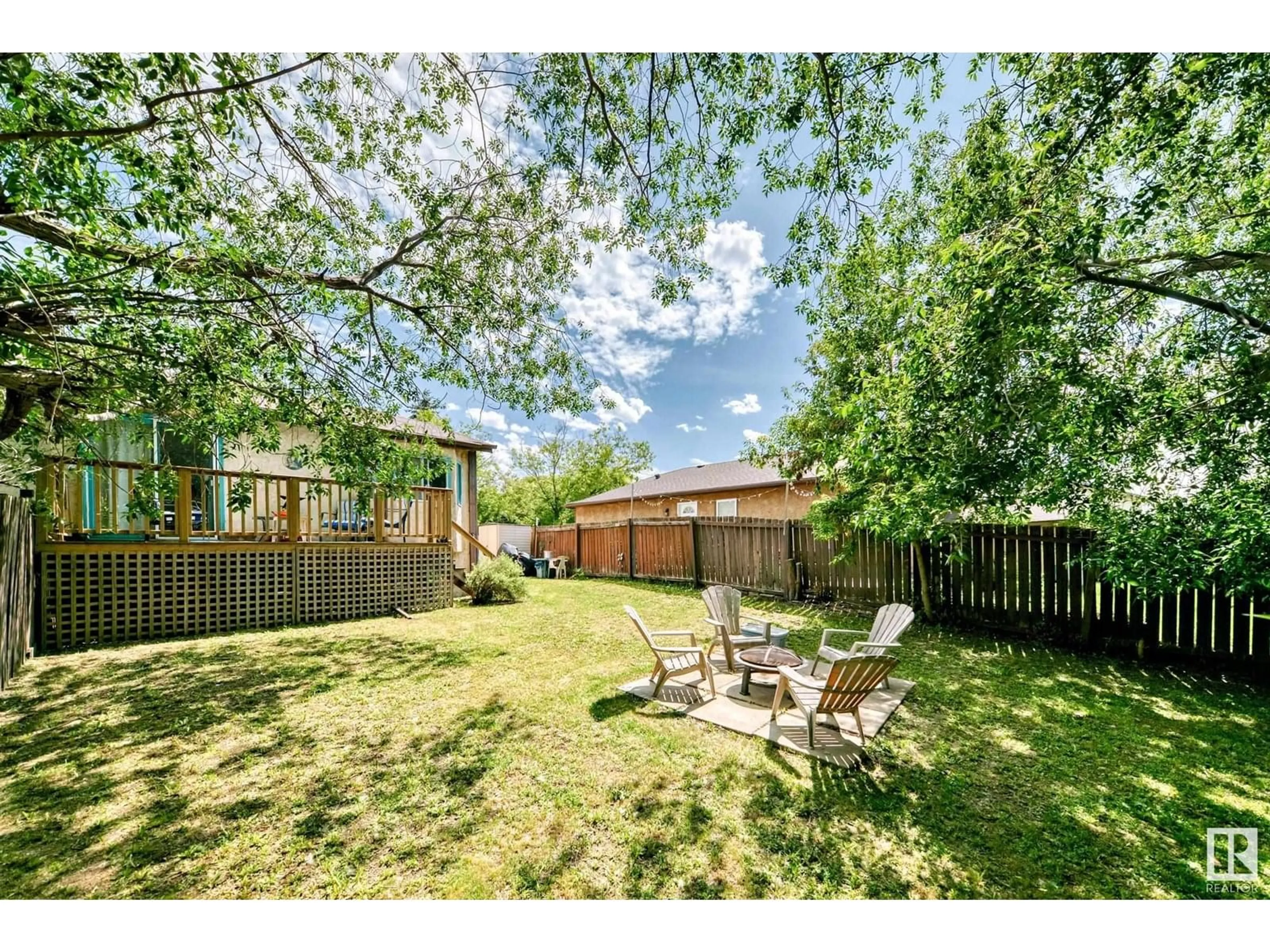 A pic from outside/outdoor area/front of a property/back of a property/a pic from drone, unknown for 4 FRANKLIN PL, St. Albert Alberta T8N3P5