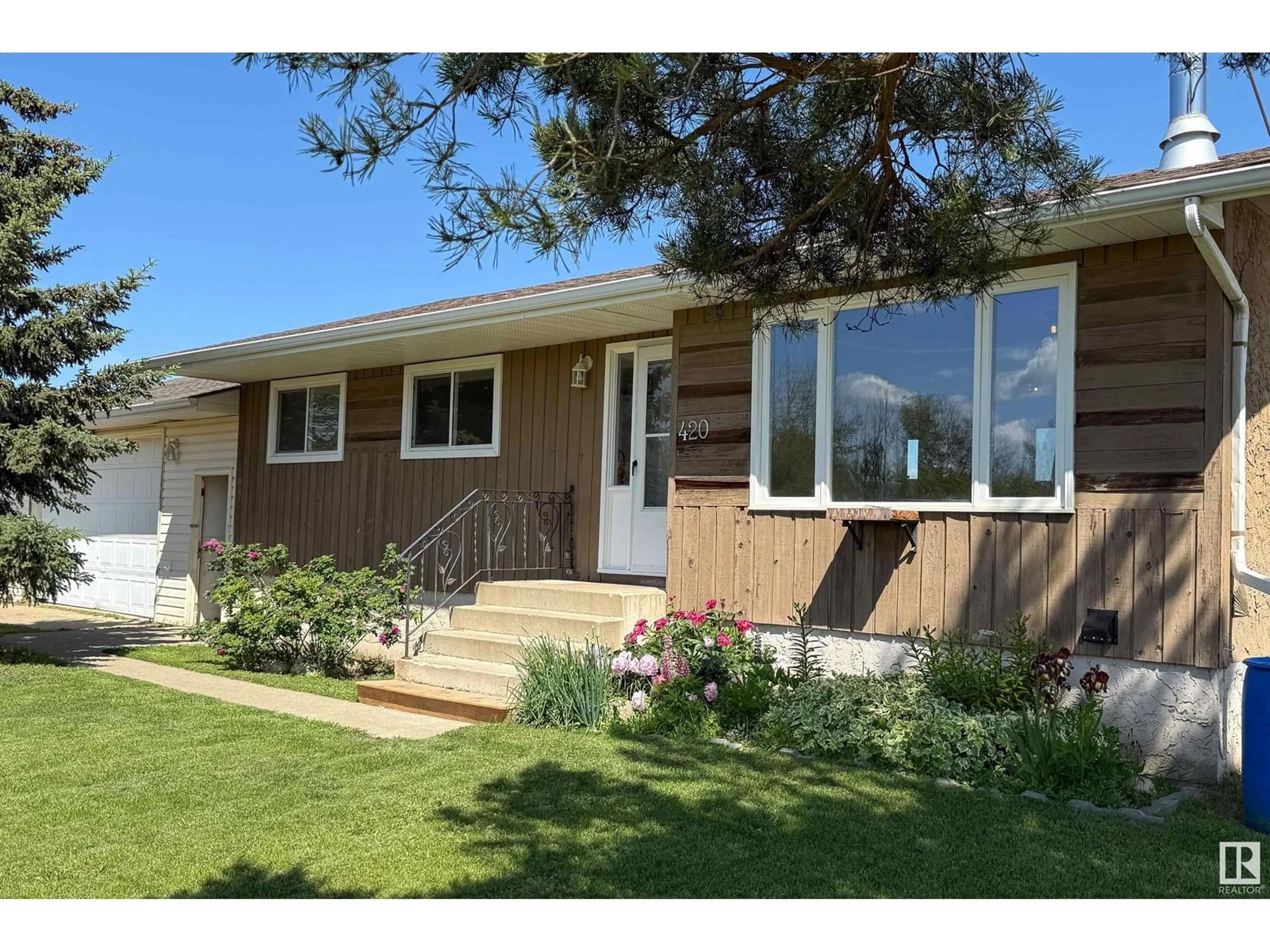 Home with vinyl exterior material, street for 420 KENNEDY CR, Thorhild Alberta T0A3J0