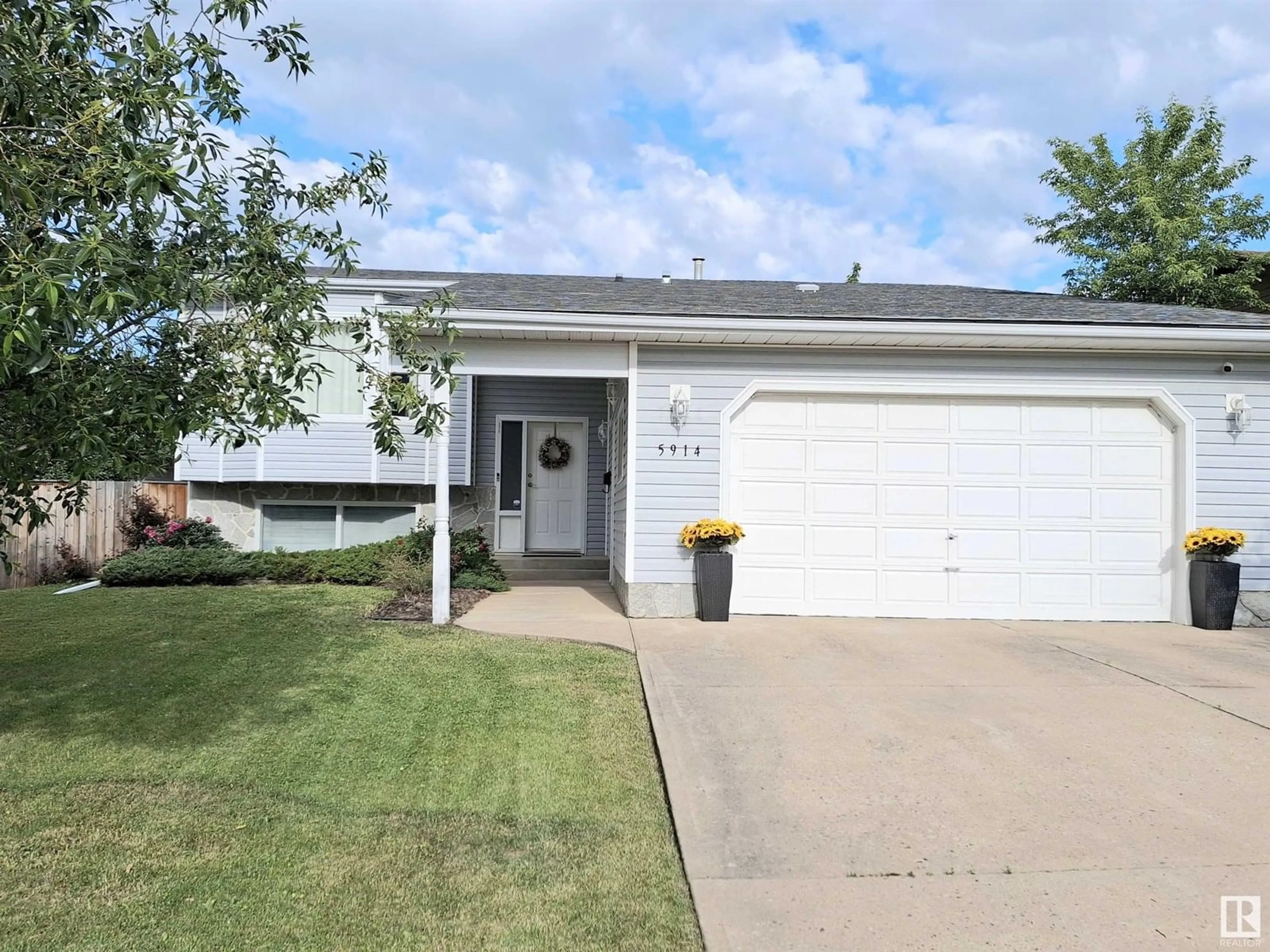 Home with vinyl exterior material, street for 5914 52 ST, Vegreville Alberta T9C1J1