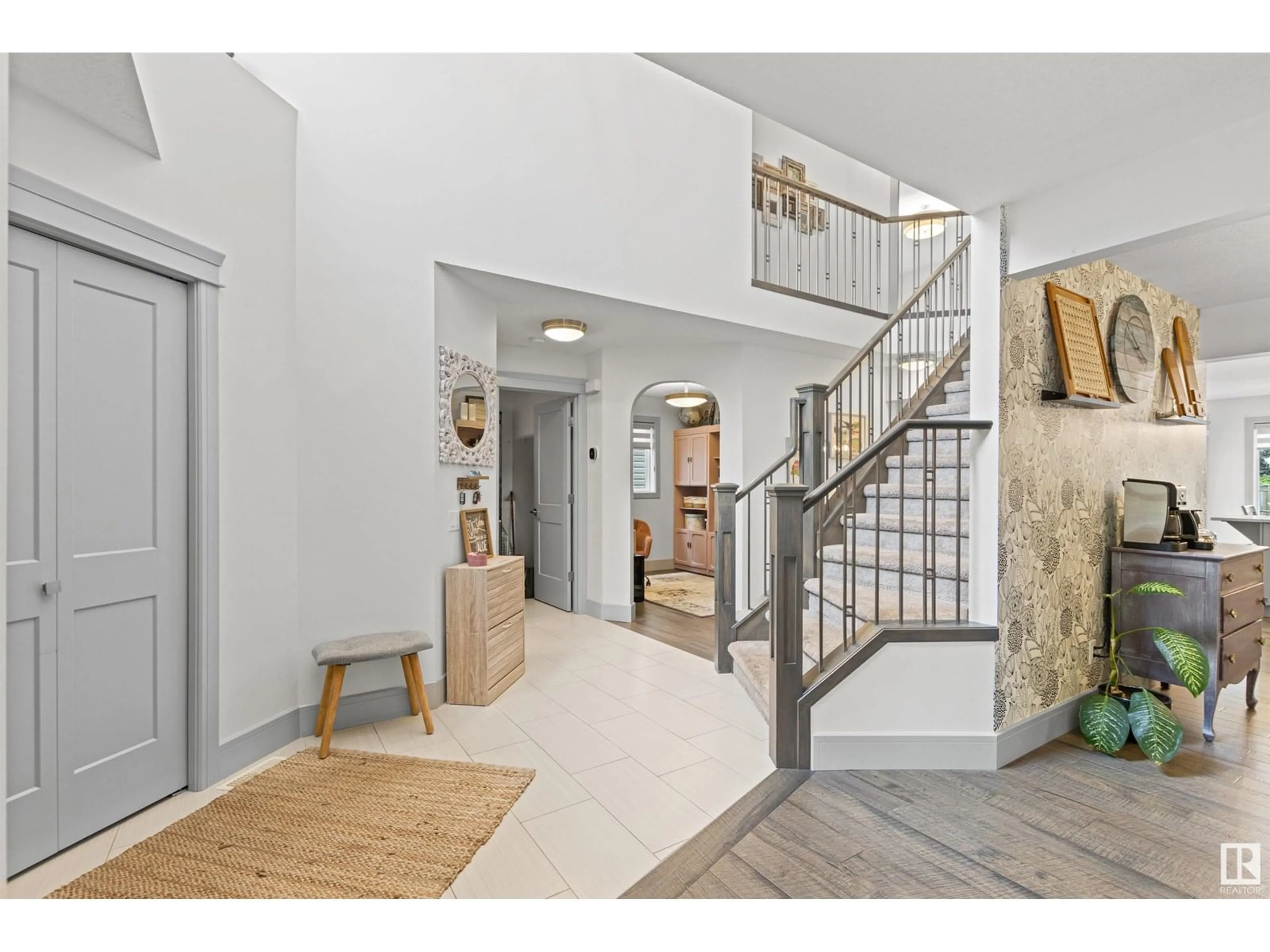 Indoor foyer for 148 CORNWALL RD, Sherwood Park Alberta T8H2L9