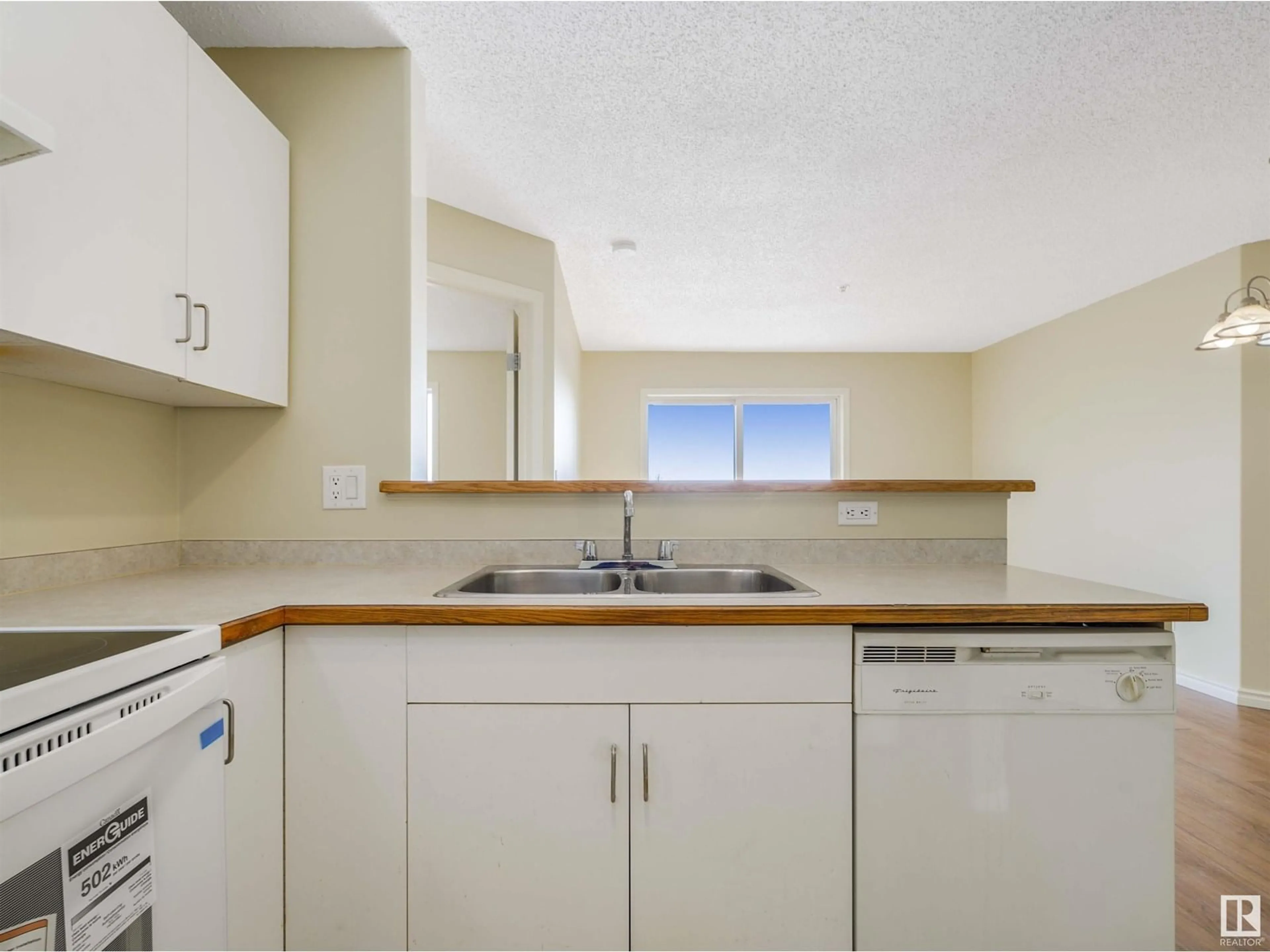 Standard kitchen, unknown for 319 14708 50 ST NW, Edmonton Alberta T5A5G9