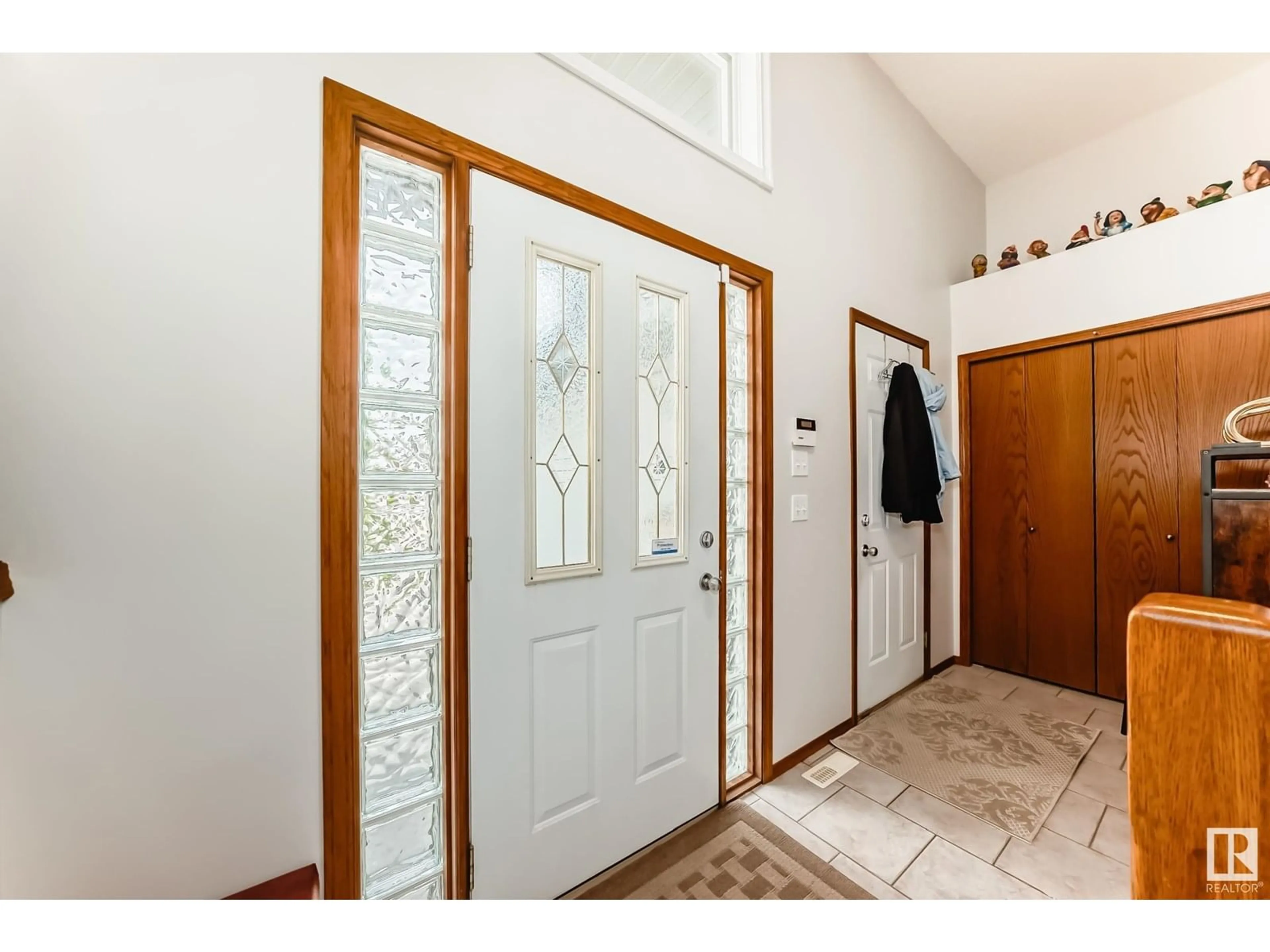 Indoor entryway for 483 MEADOWVIEW DR, Sherwood Park Alberta T8A6L2