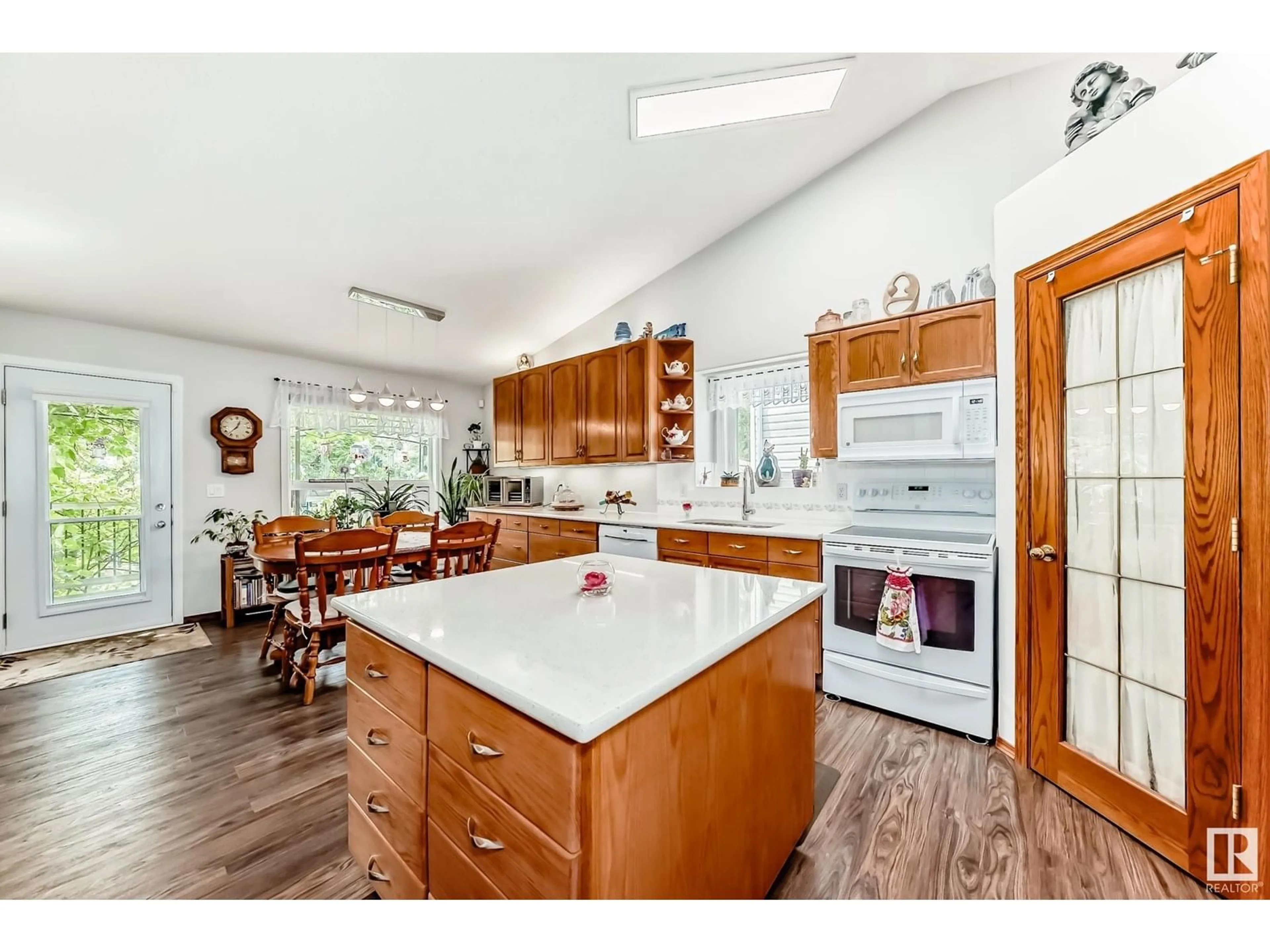 Open concept kitchen, wood/laminate floor for 483 MEADOWVIEW DR, Sherwood Park Alberta T8A6L2