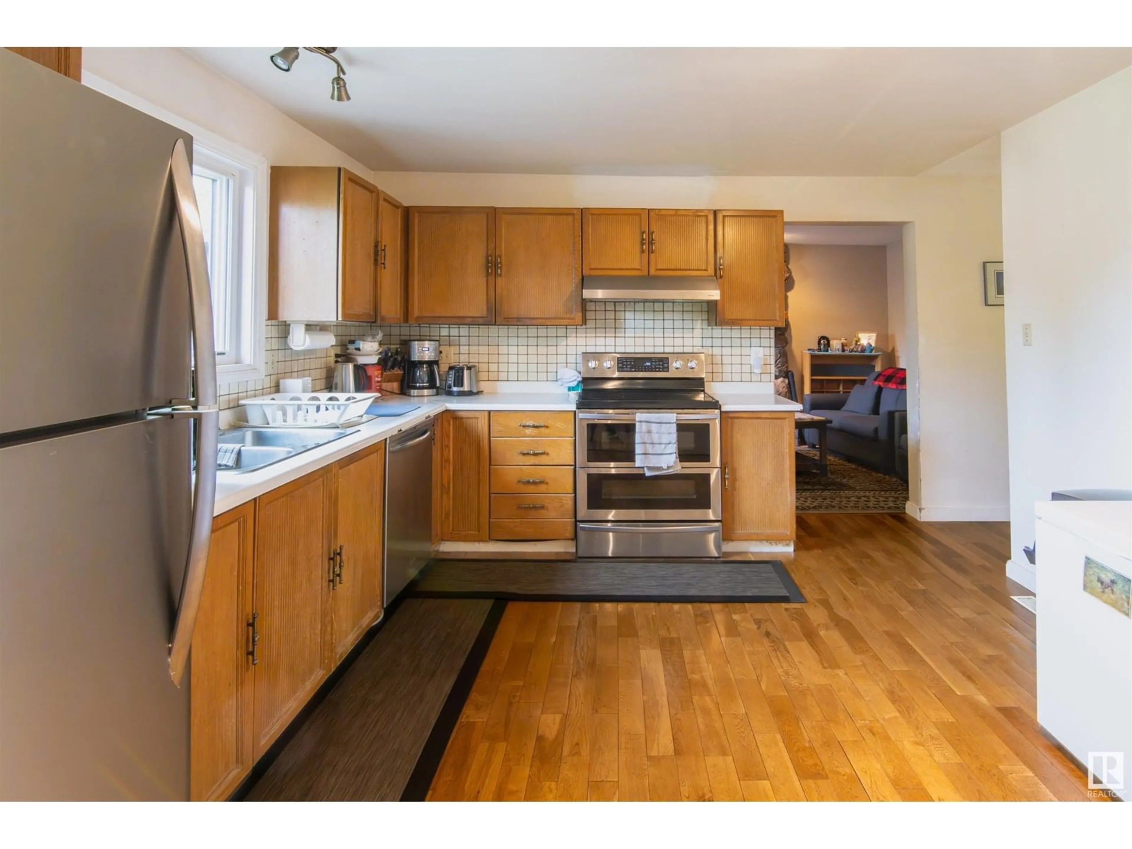 Standard kitchen, wood/laminate floor for 3959 55 ST, Edmonton Alberta T6L1C1