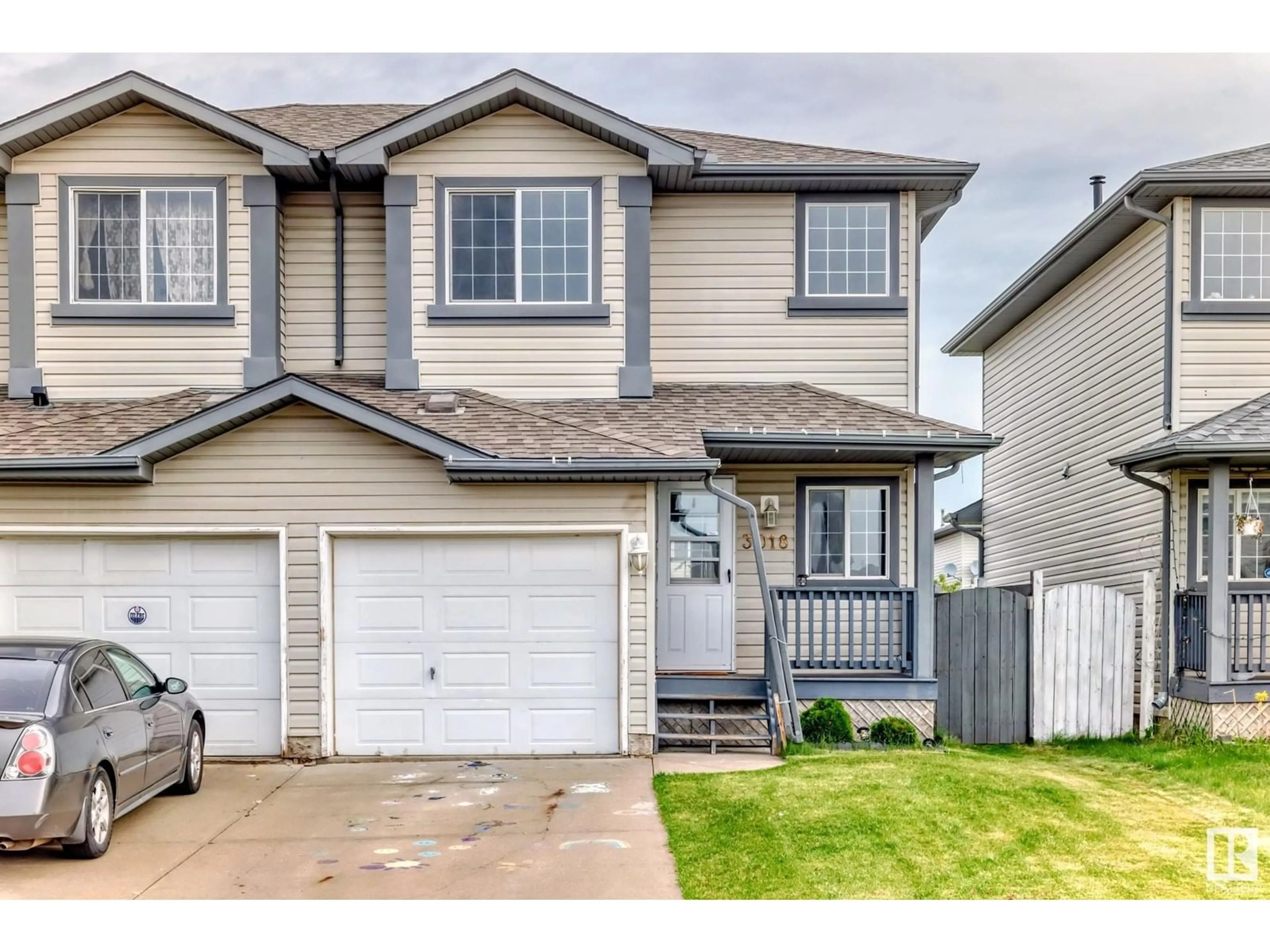 Home with vinyl exterior material, street for 3018 30 AV, Edmonton Alberta T6T1V2