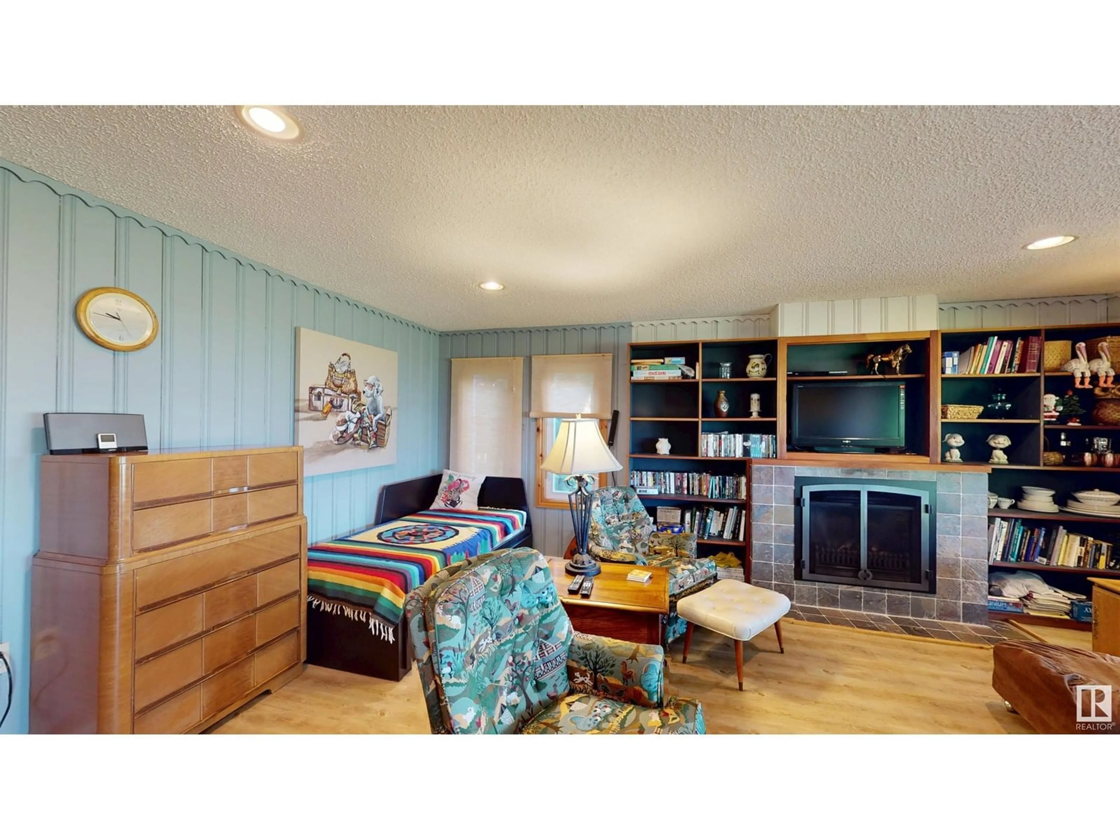Living room with furniture, wood/laminate floor for 53026 - 12 RGE ROAD 43, Rural Parkland County Alberta T0E2K0